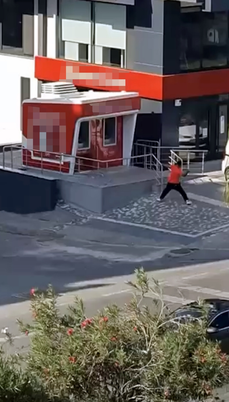 ATM'lere taş ve çöp kovasıyla saldırdı