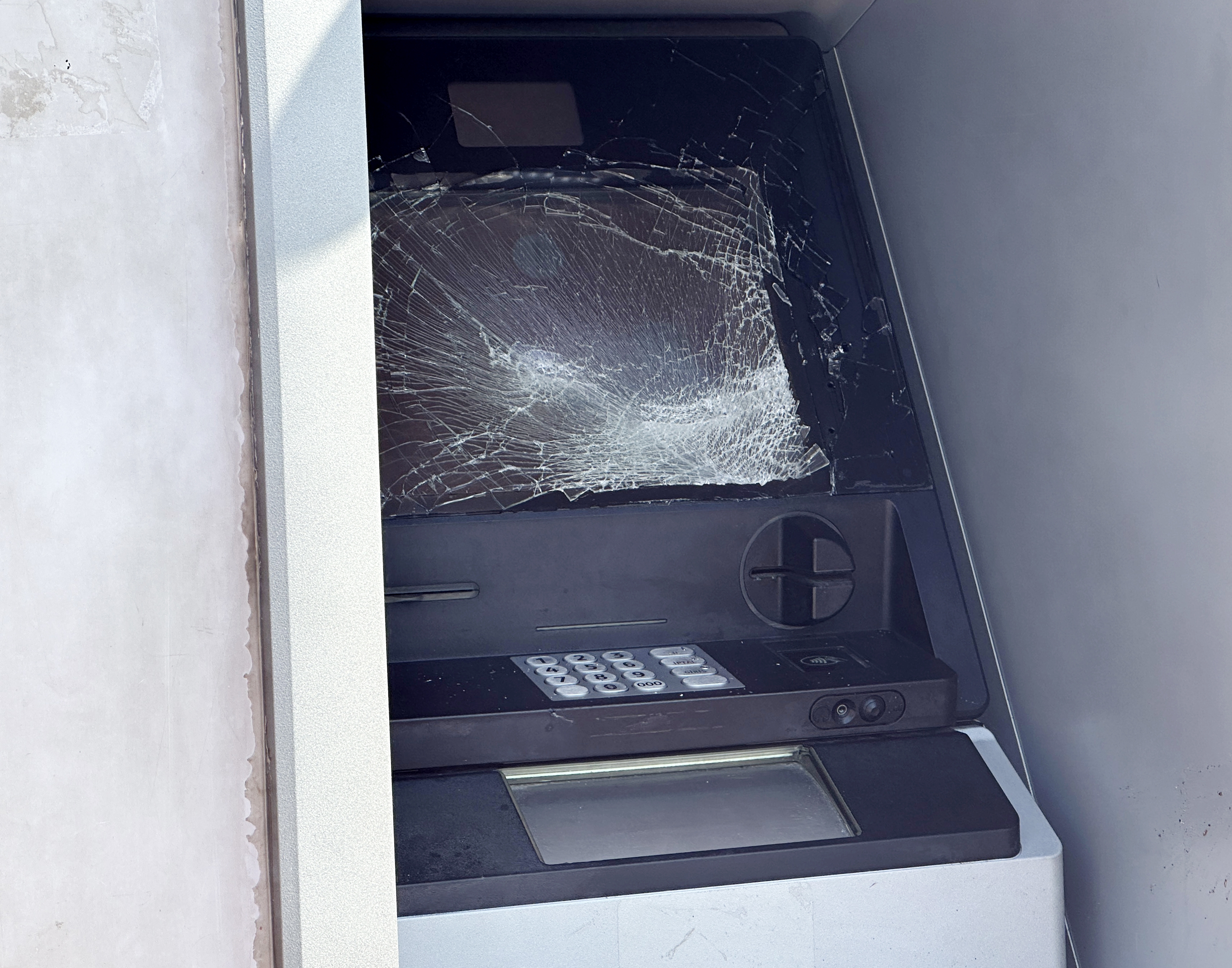 ATM'lere taş ve çöp kovasıyla saldırdı