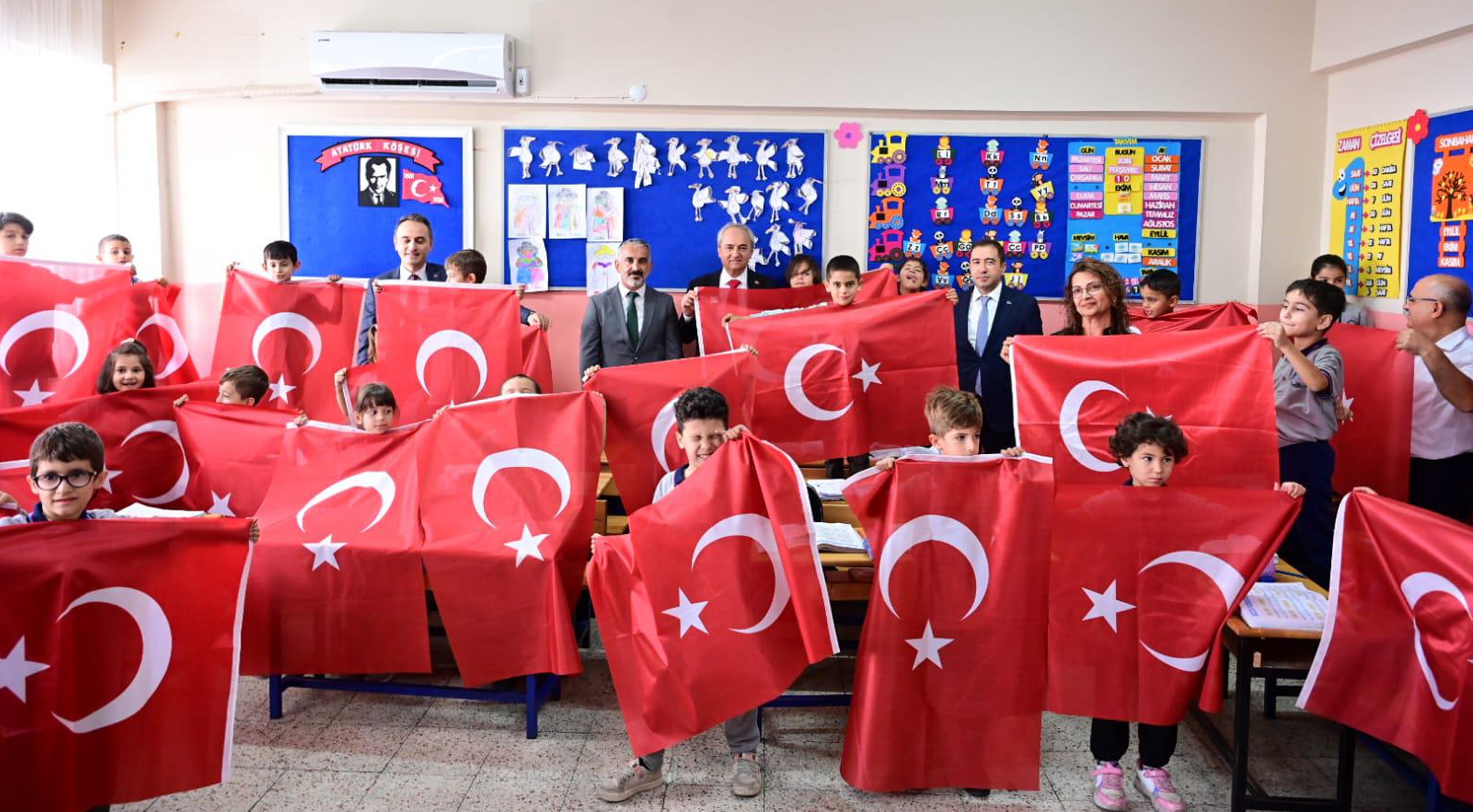 Başkan Kocagöz, öğrencilere bayrak hediye etti