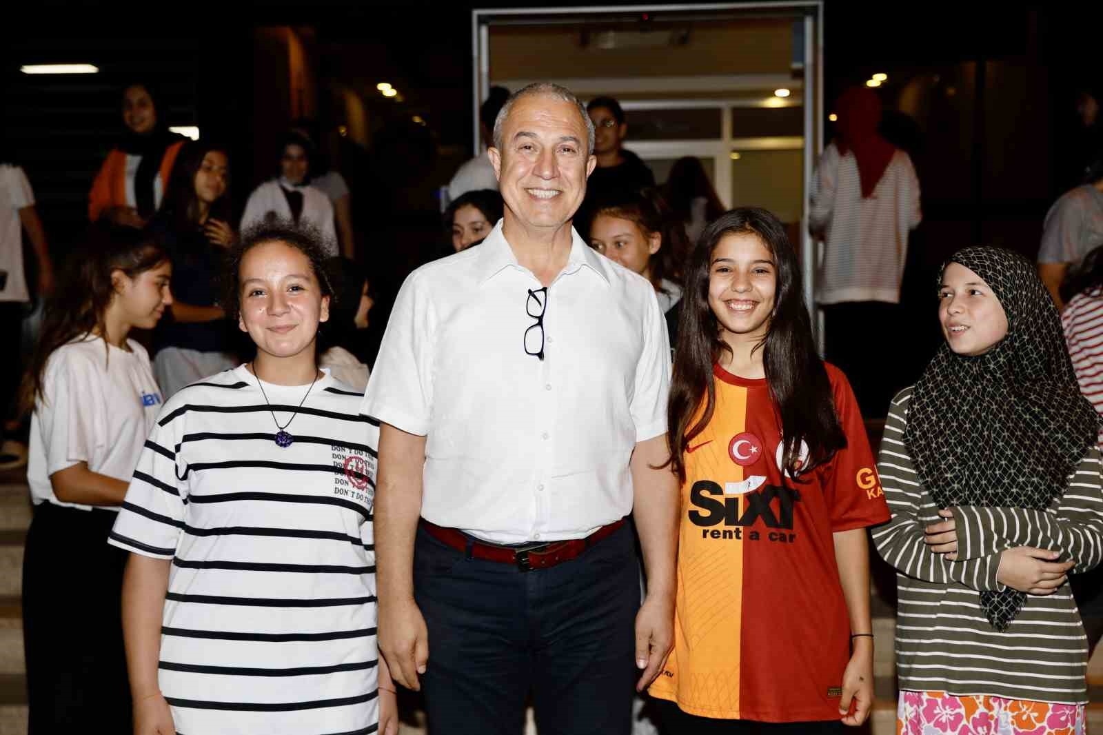 Başkan Özçelik, kız öğrencilerin taleplerini dinledi