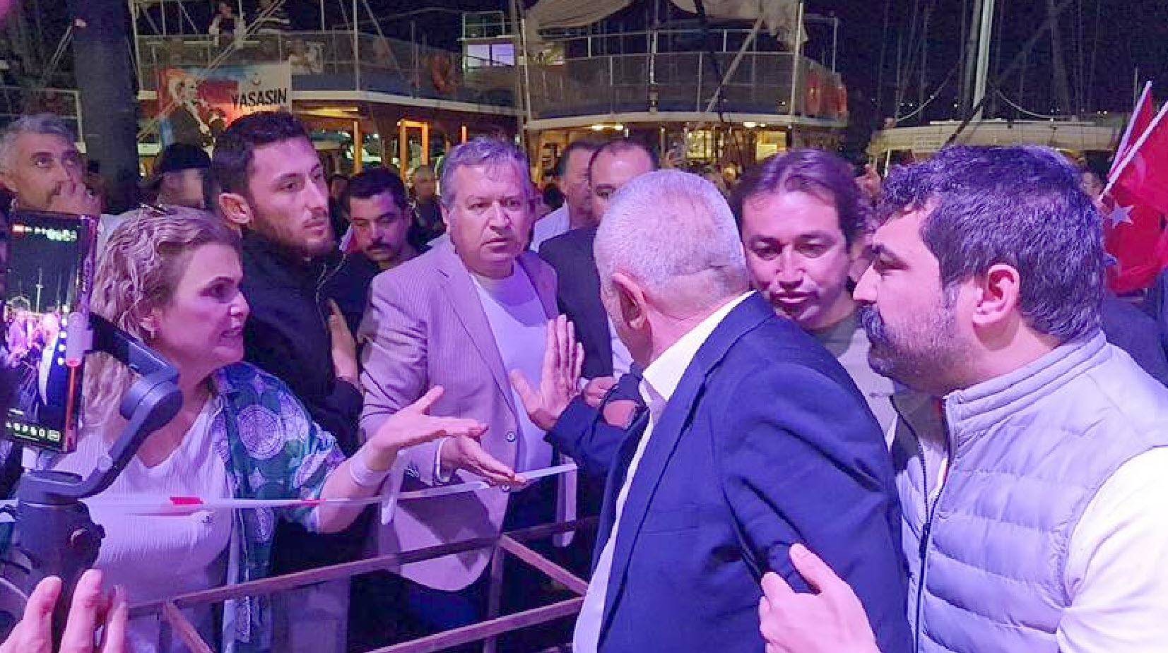 Bodrum'da 29 Ekim Cumhuriyet Bayramı etkinliğinde siyasi konuşma gerginliği yaşandı