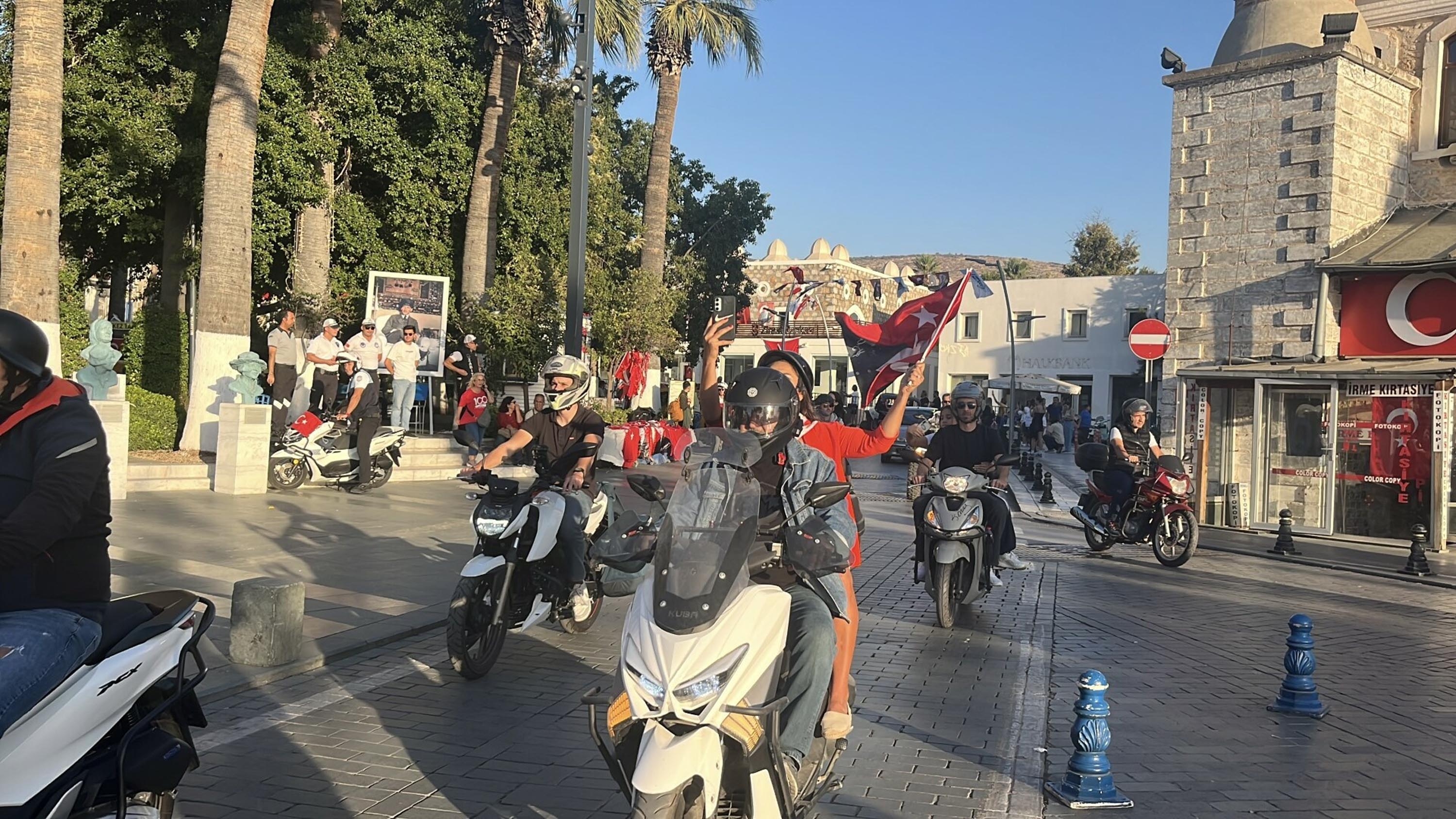 Bodrum'da motorize polislerden 'Cumhuriyet Bayramı' korteji