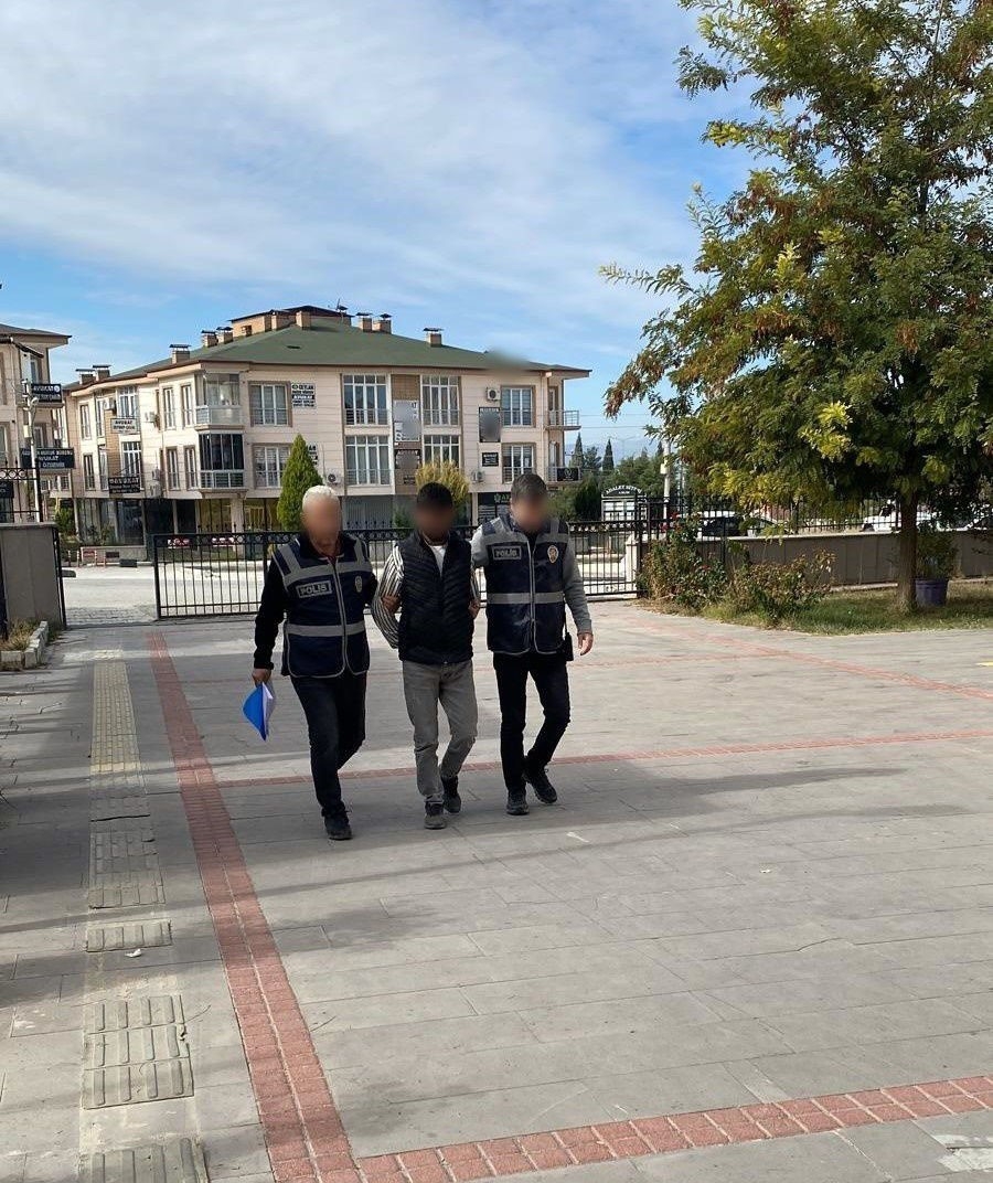 Burdur'da anahtarı üzerinde unutulan park halindeki aracı çalan şüpheli tutuklandı