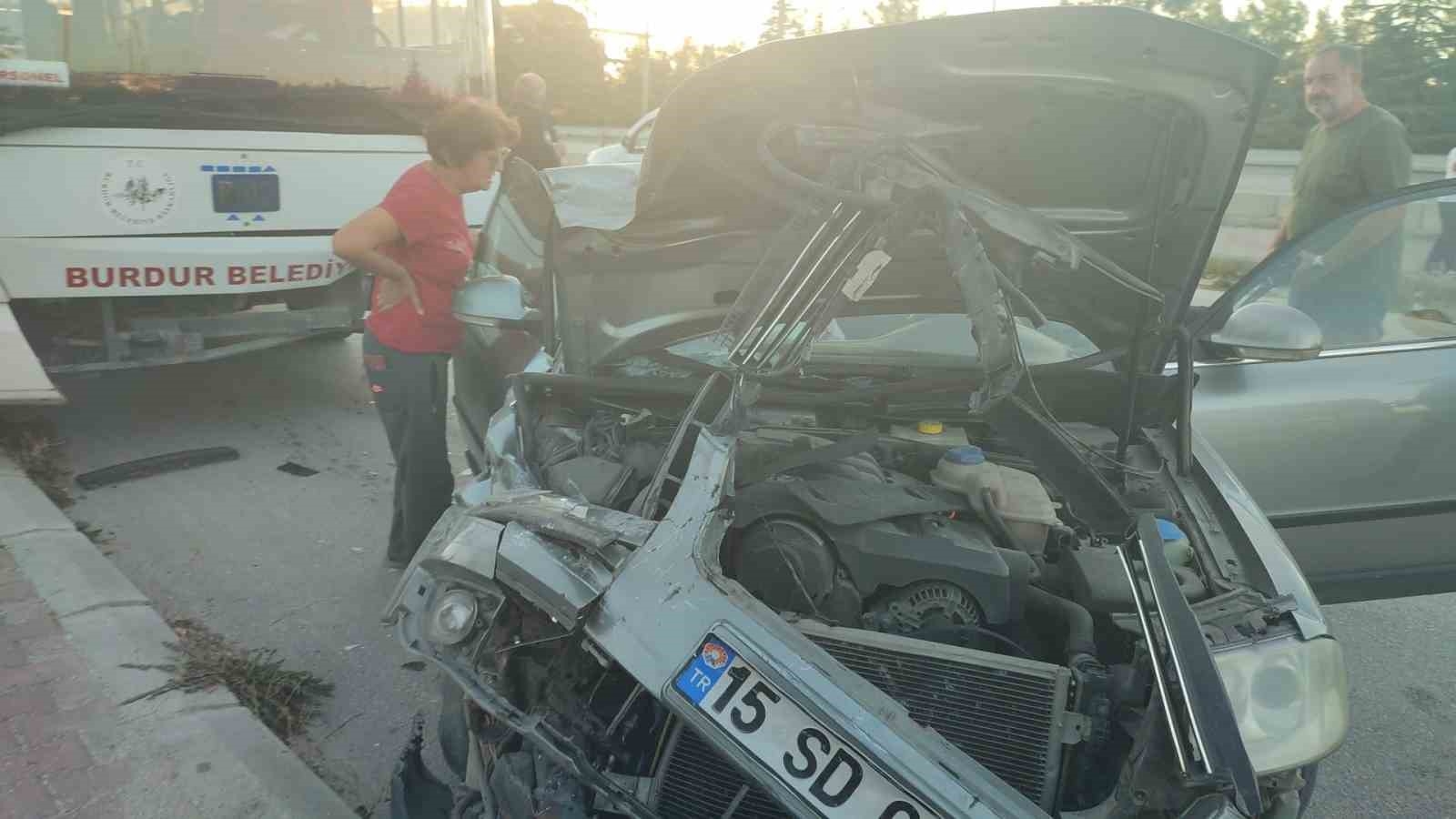 Burdur'da otomobil ile belediye otobüsü çarpıştı: 1 yaralı