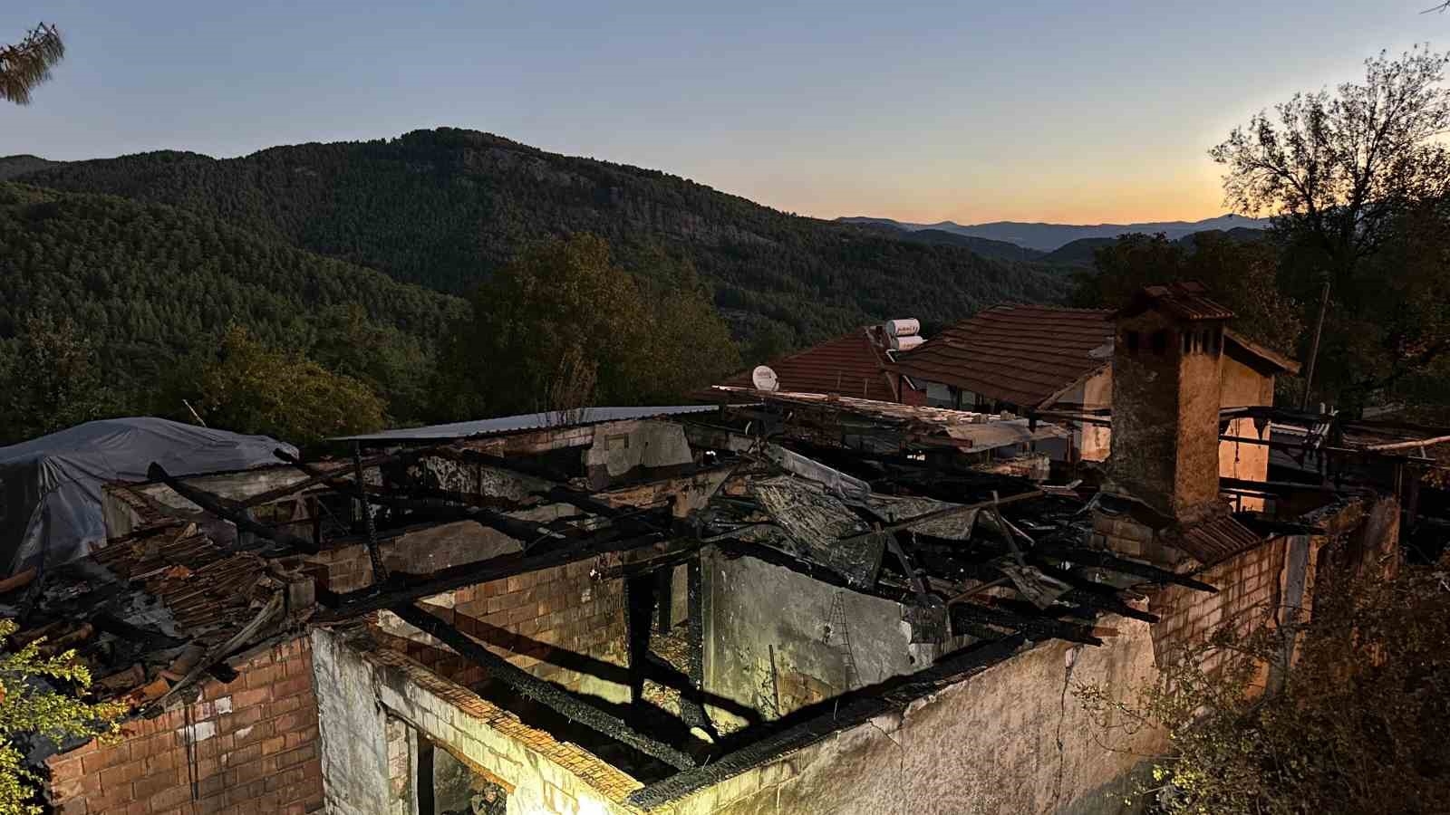 Burdur'da sabaha karşı çıkan yangında ev alevlere teslim oldu