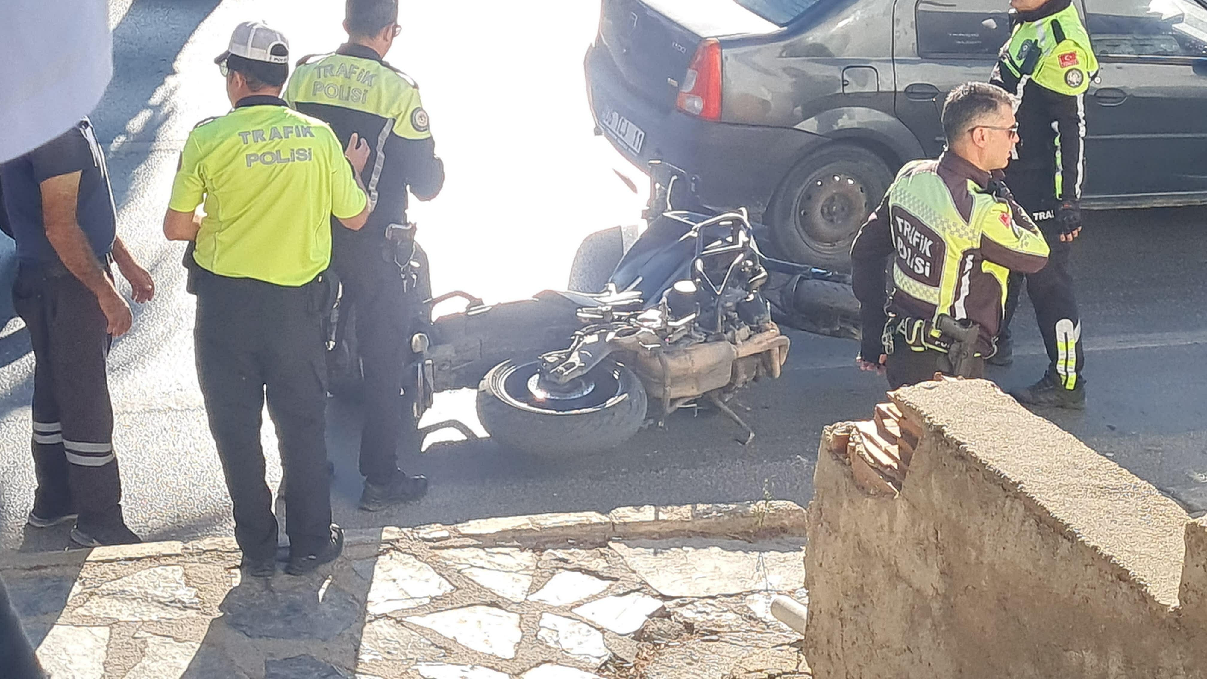 Ceza yazılan motosiklet sürücüsü polis motosikletini devirdi