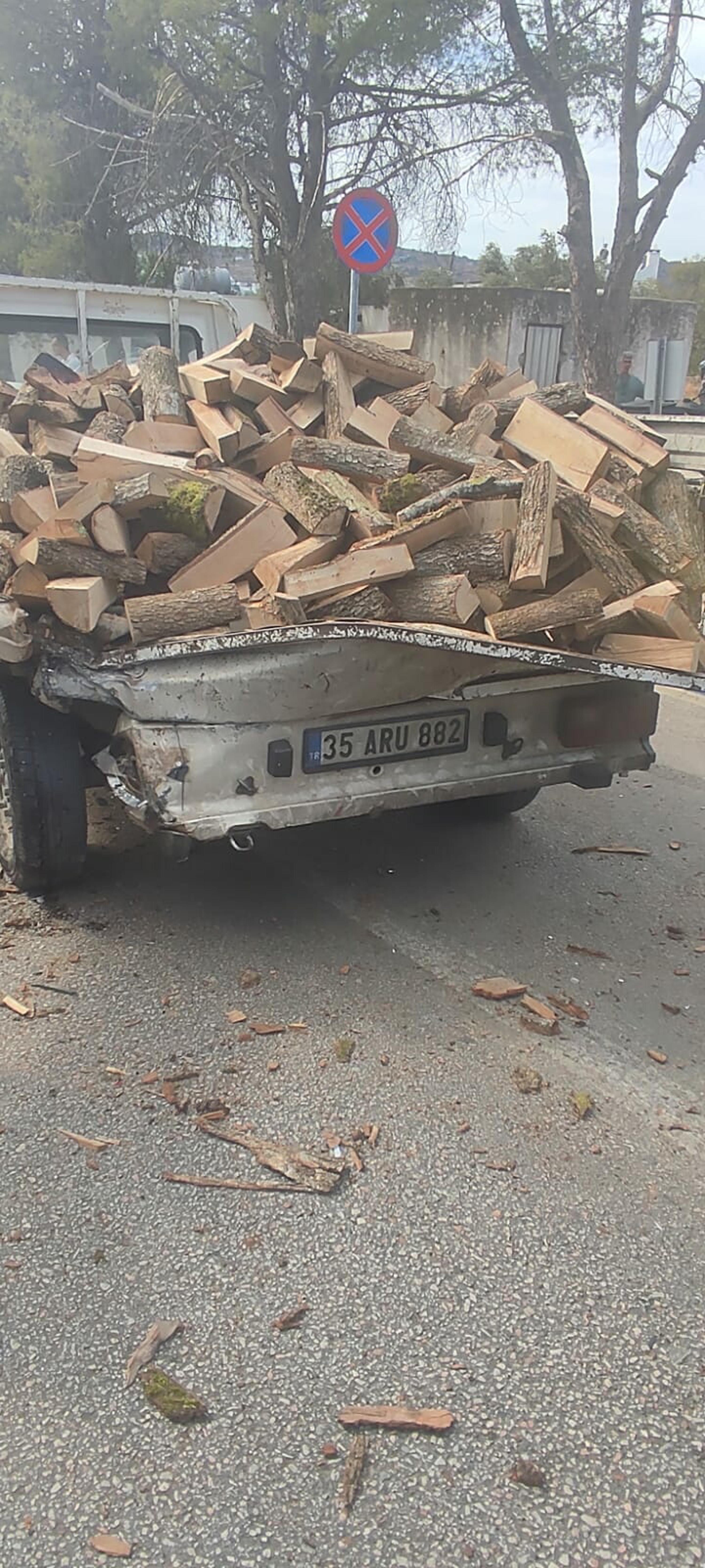 Cip, park halindeki kamyonete çarptı: 3 yaralı