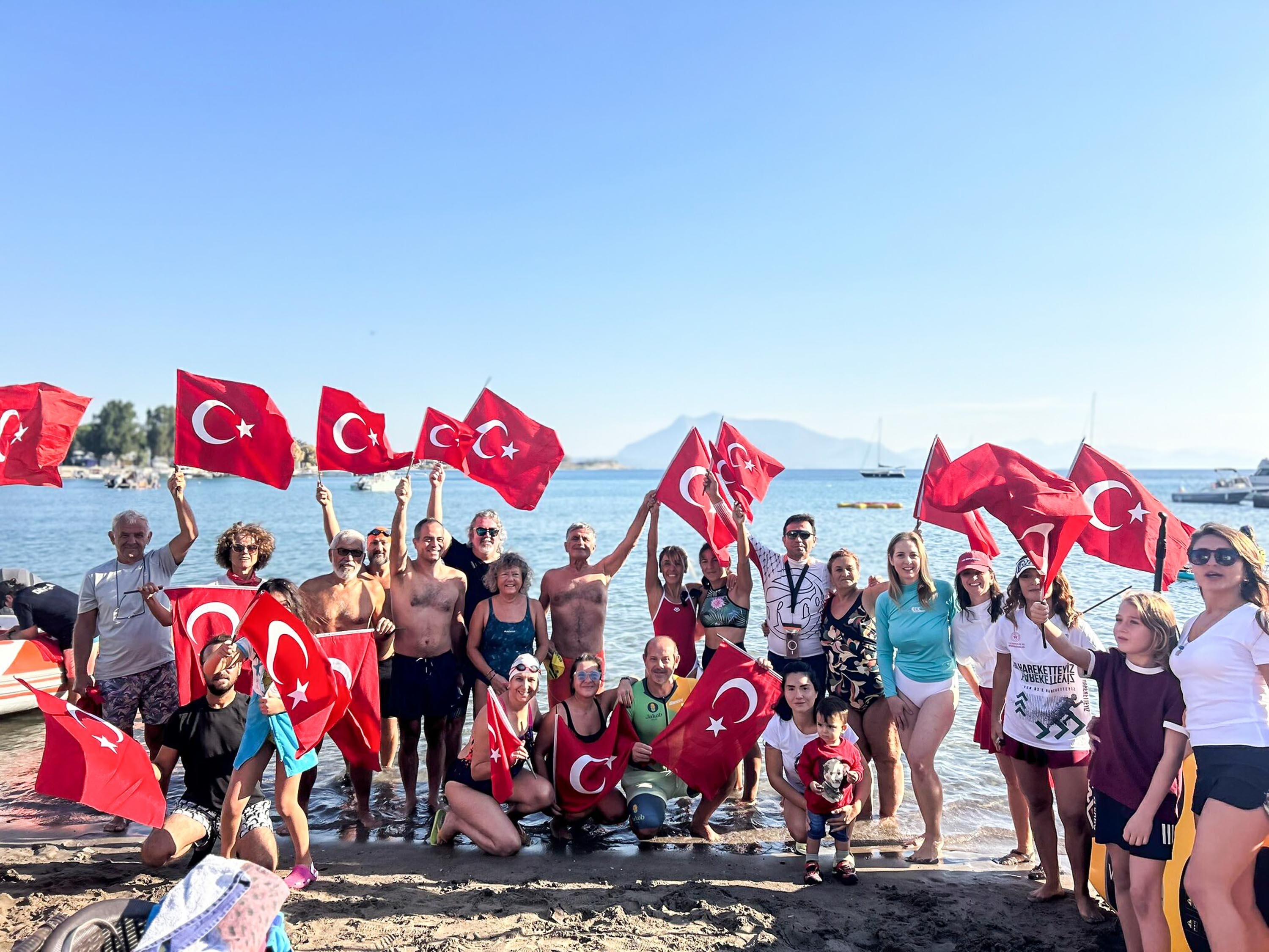 Cumhuriyet coşkusunu 1923 metre yüzüp, kürek çekerek kutladılar