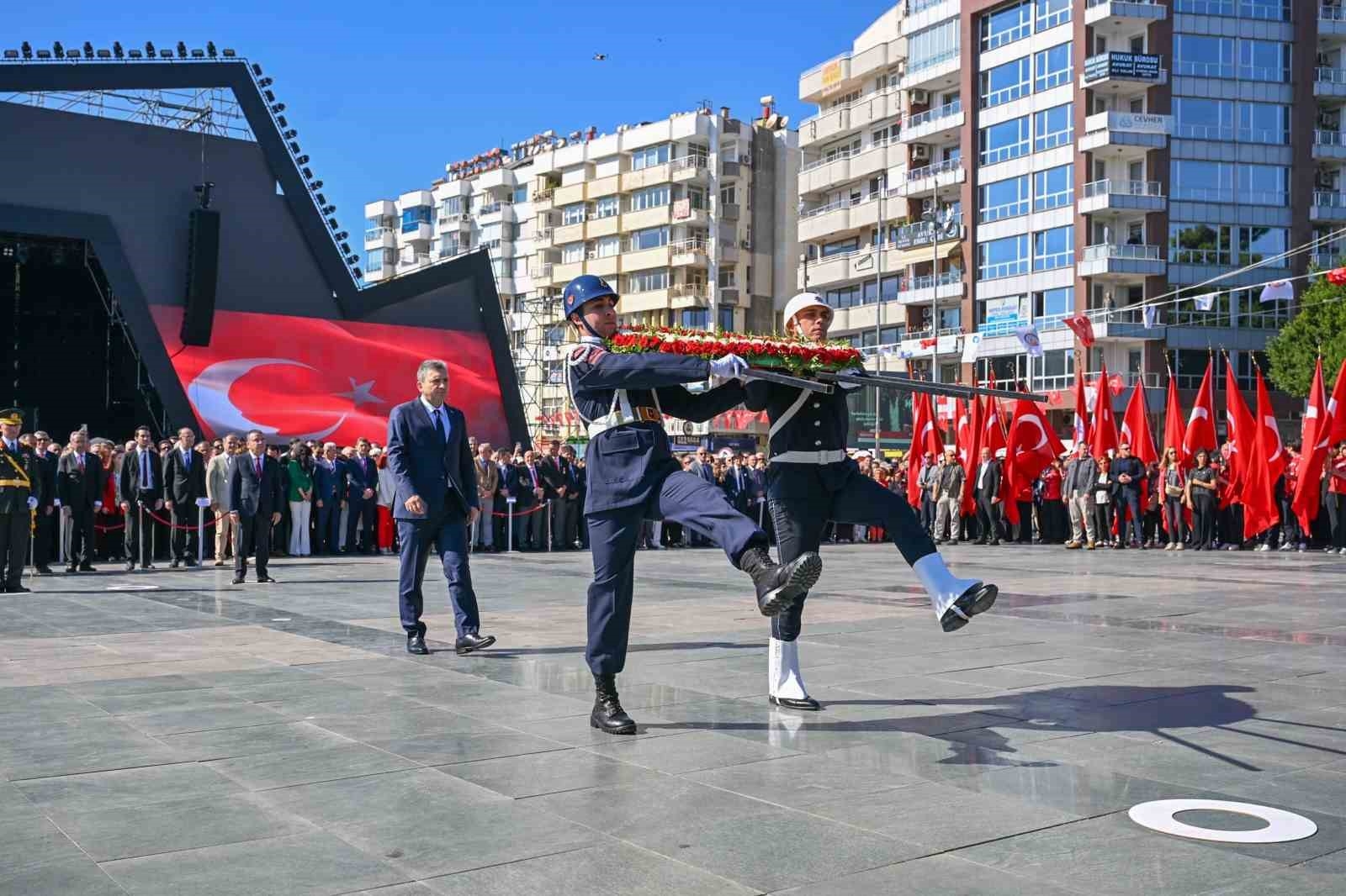 Cumhuriyet'in 101'inci yılı kutlamaları çelenk sunumuyla başladı