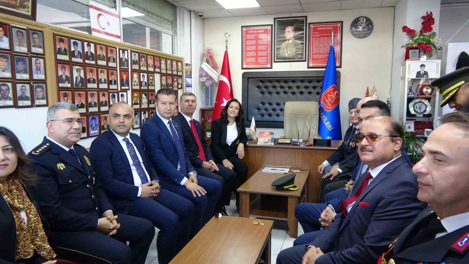 Cumhuriyeti'n kuruluşunun 101.'inci yılı Burdur'da çelenk sunma töreni ile başladı