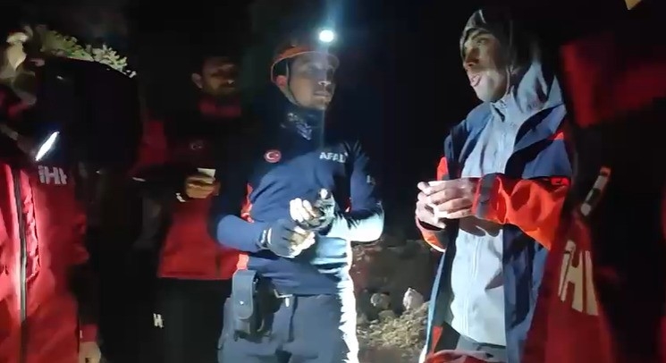 Dağda mahsur kalan genci arama kurtarma ekipleri kurtardı