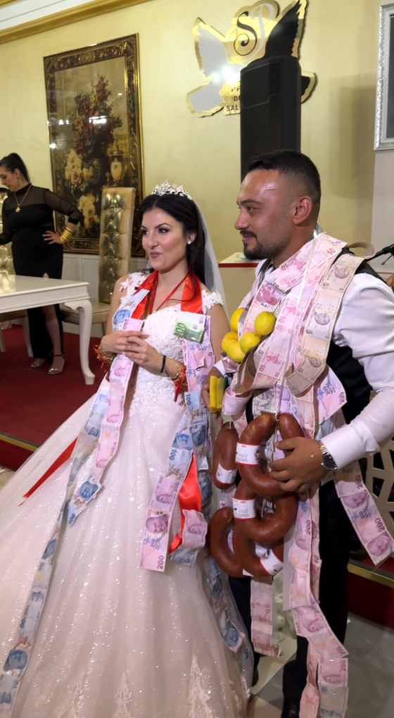 Damadı şaşkına çeviren kangal sucuklu, limonlu ve dürümlü takı töreni