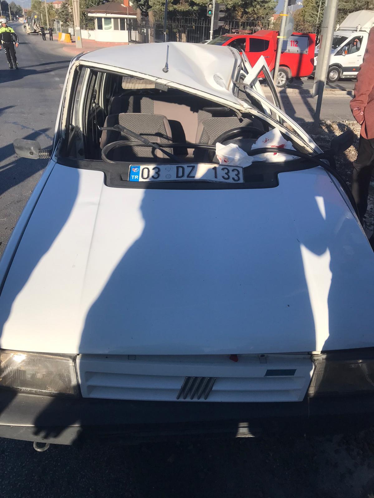 Direğe çarpan otomobilin sürücüsü yaralandı