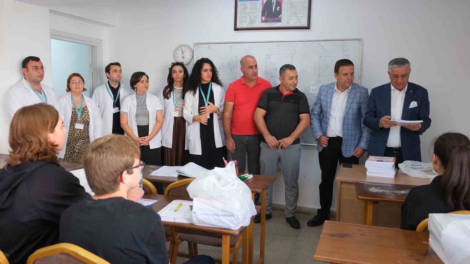 "Eğitim varsa gelecek var" sloganı ile öğrencilere ücretsiz kitapları dağıtıldı