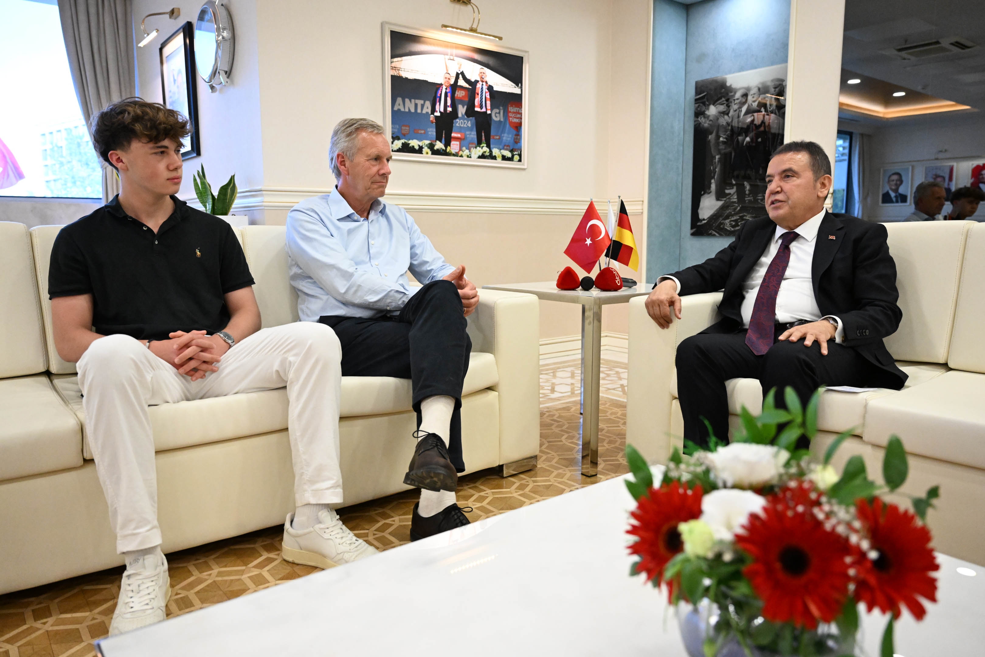 Eski Almanya Cumhurbaşkanı Wullf'tan Başkan Böcek'e ziyaret