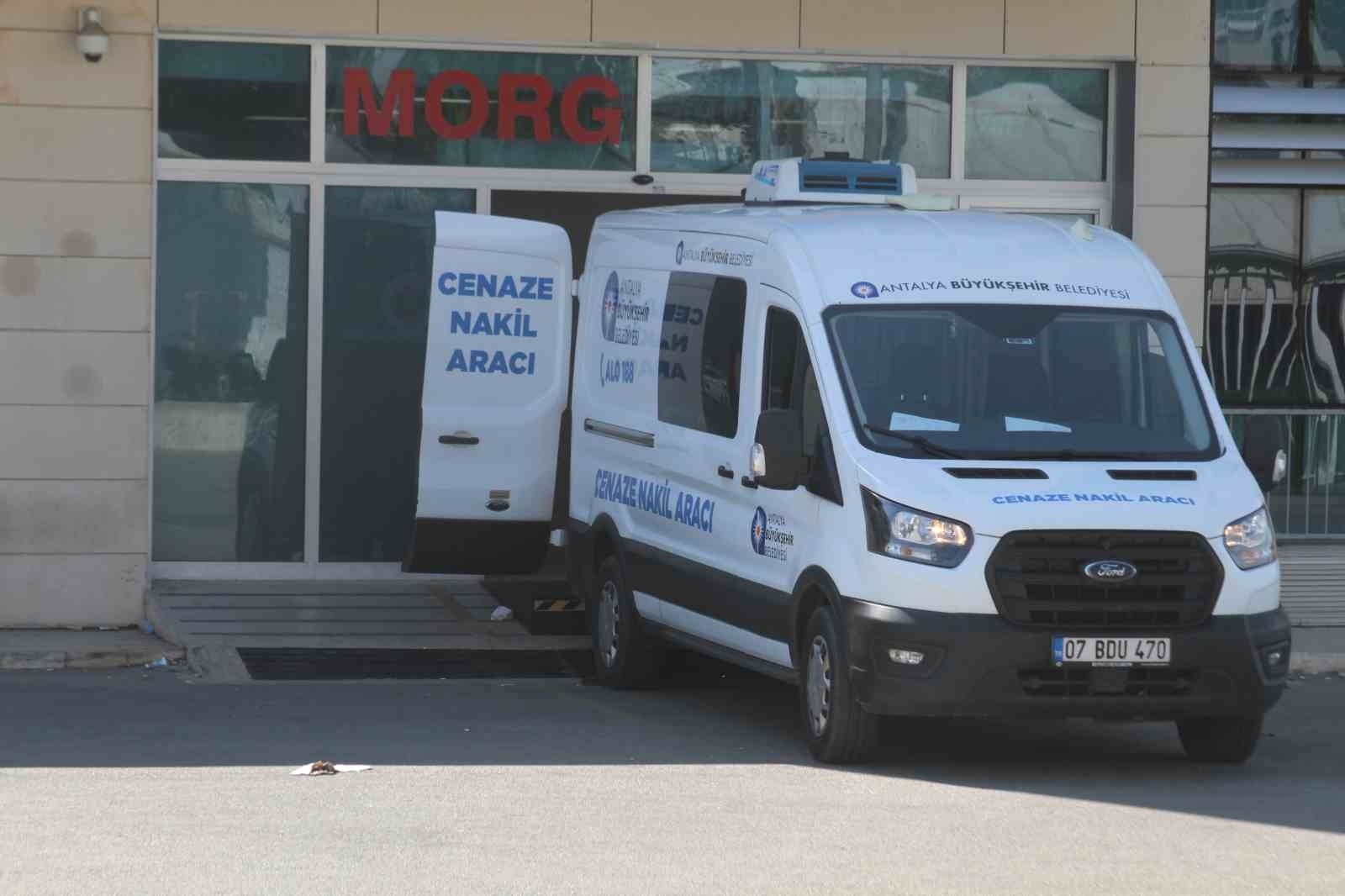 Finike'de kontrolden çıkan otomobil takla attı: 1 ölü, 3 yaralı