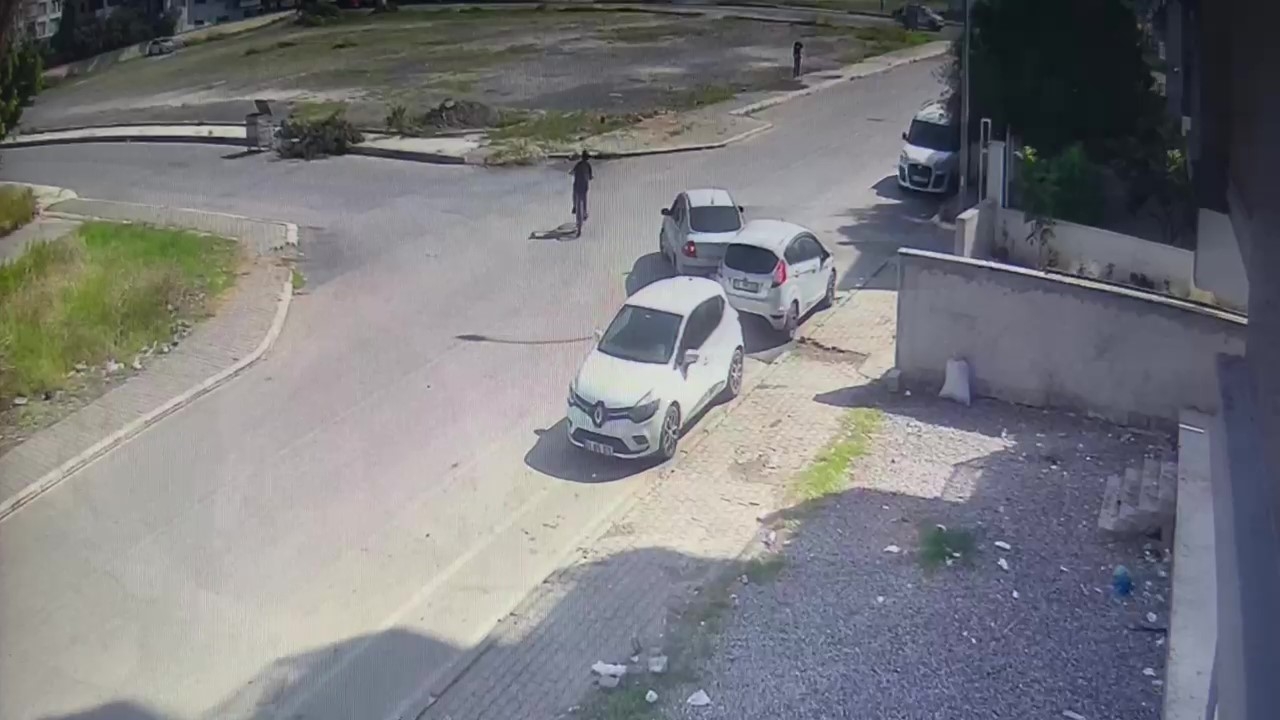 Geri geri gelirken park halindeki araca çarptı, bir şey olmamış gibi uzaklaştı: O anlar kamerada