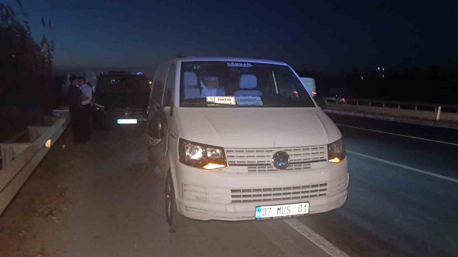 Hafif ticari araç ile motosiklet çarpıştı: 1 ağır yaralı