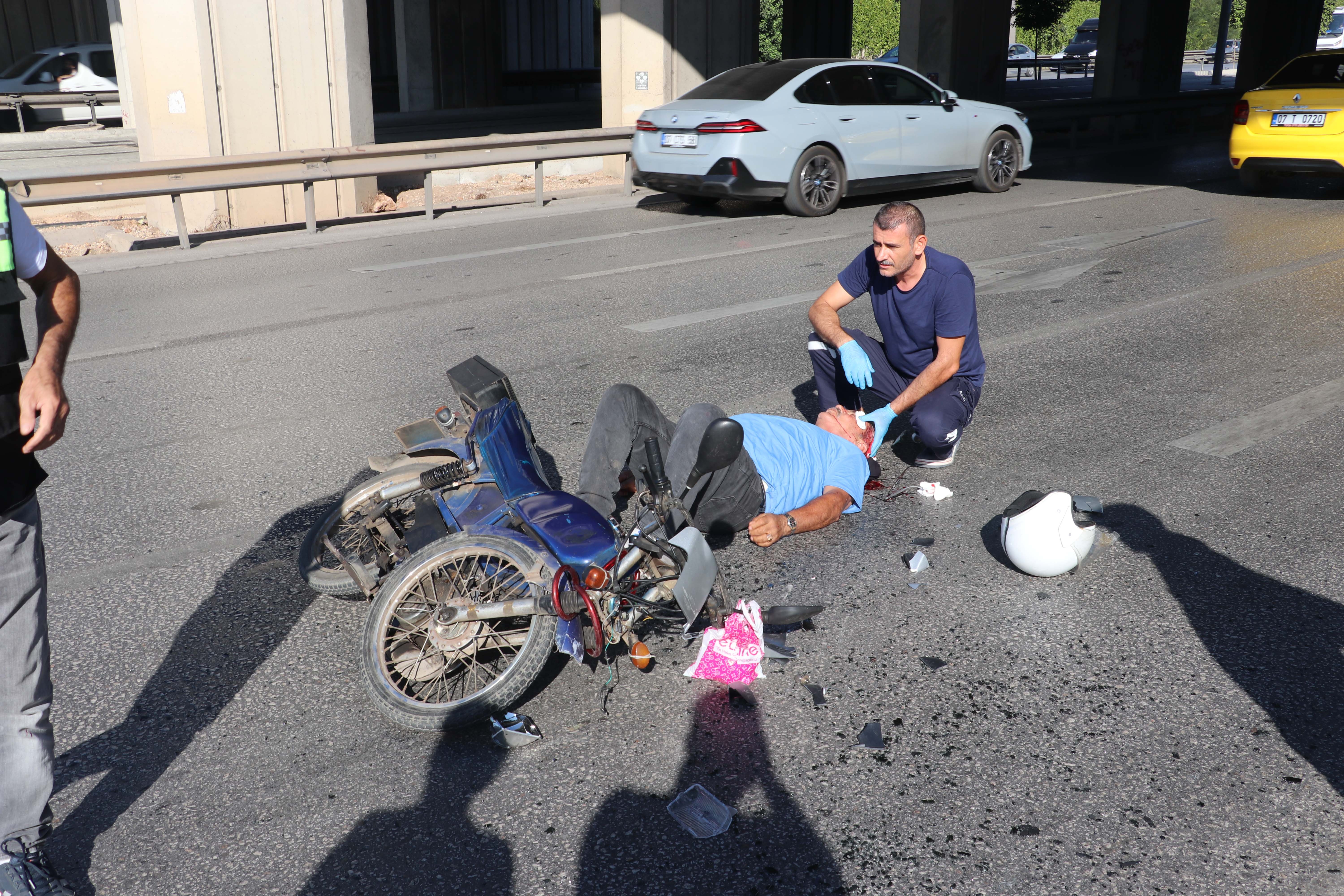 Hafif ticari araca çarpan motosikletli yaralandı