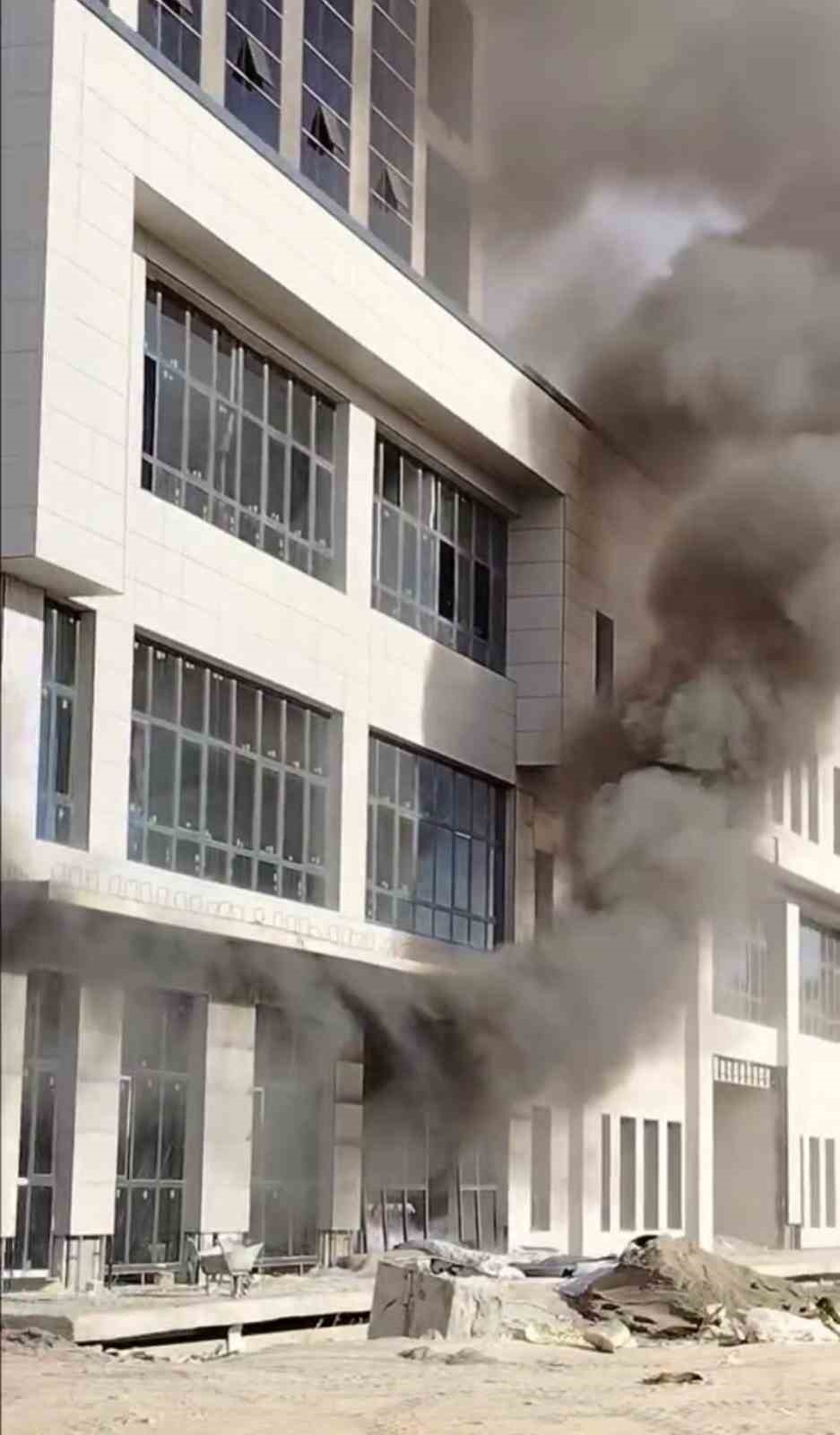 Hastane inşaatında korkutan yangın