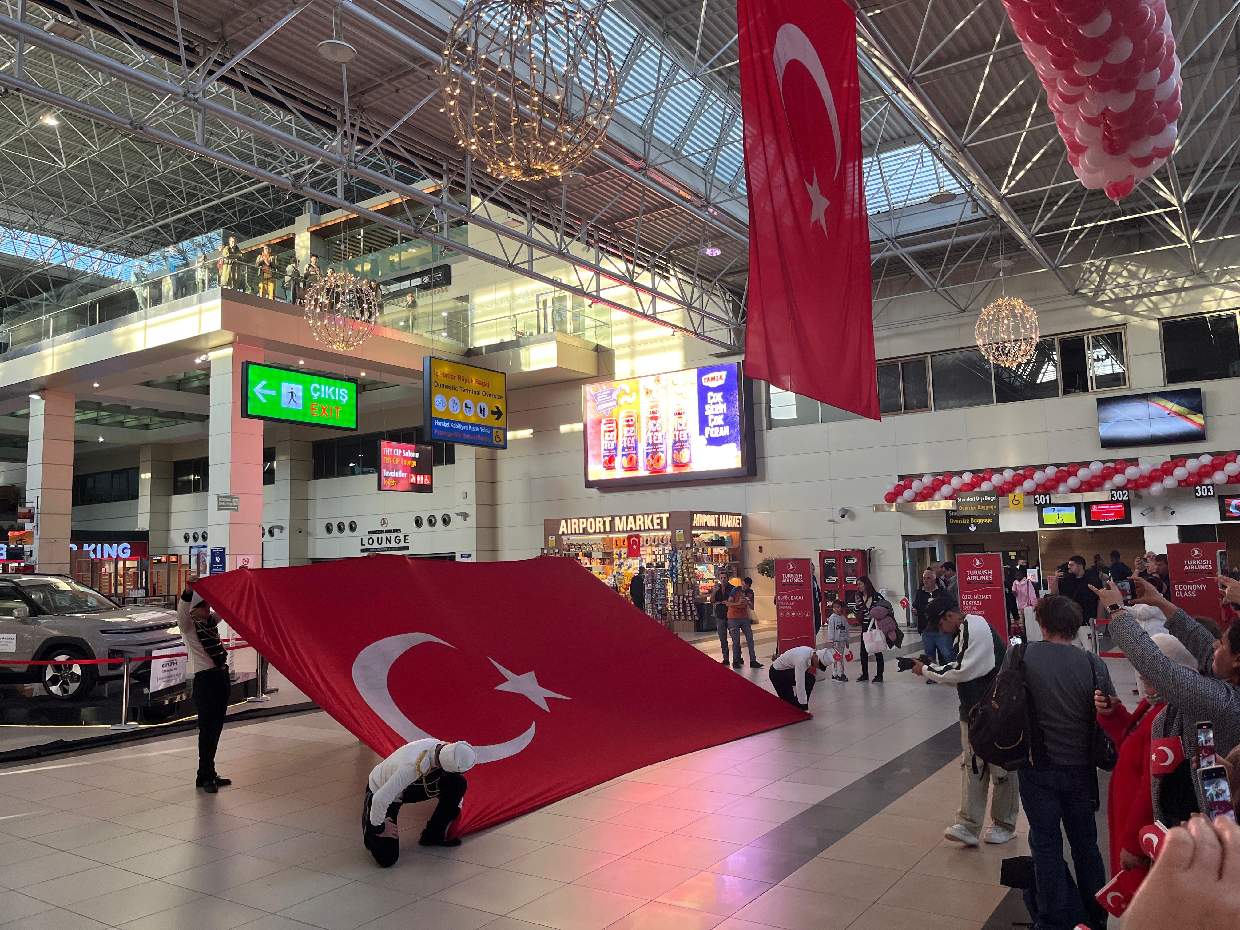 Havalimanında Cumhuriyet coşkusu