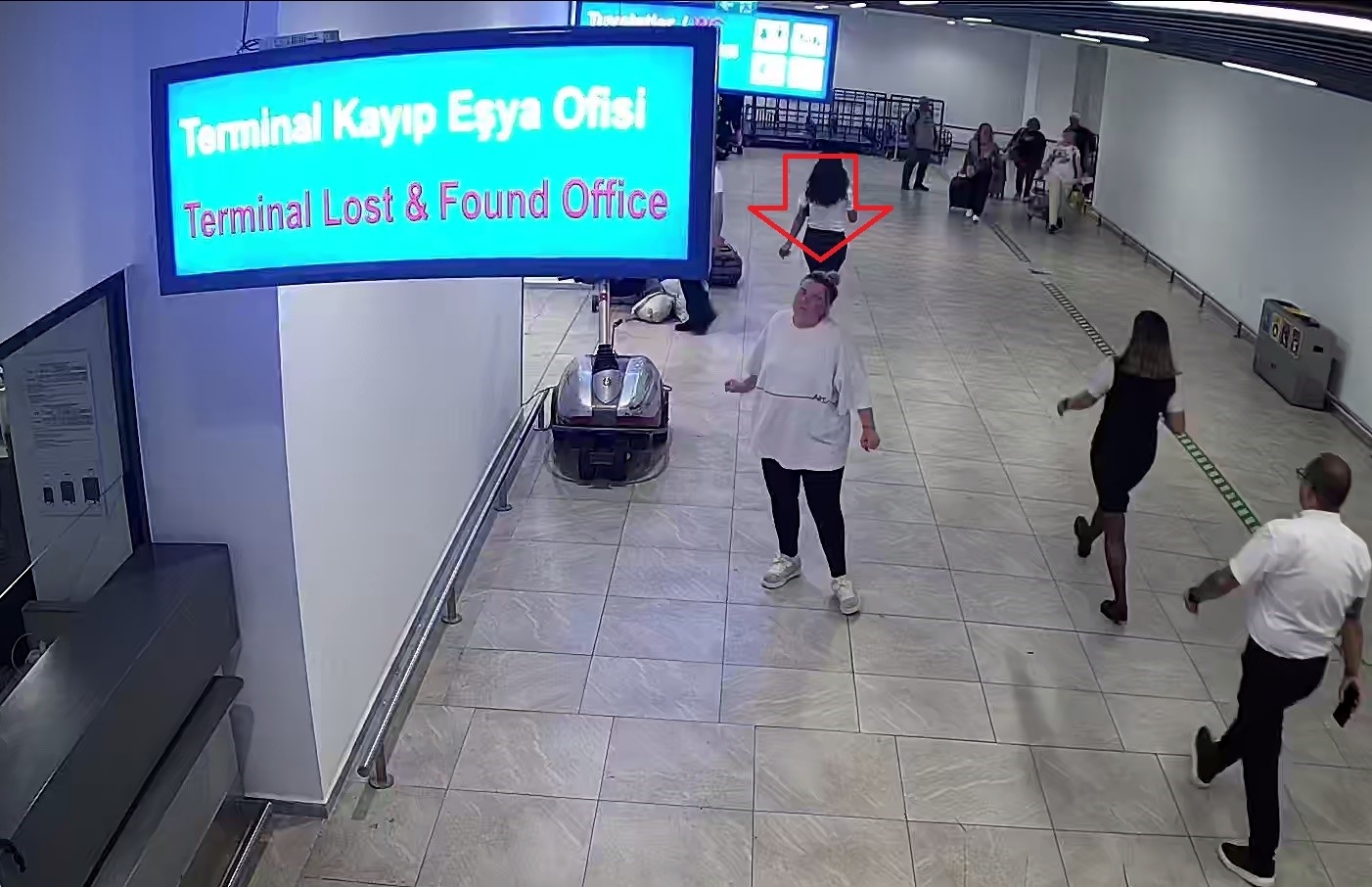 Havalimanında doğurduğu bebek klozette bulunan Rus uyruklu annenin görüntüleri ortaya çıktı