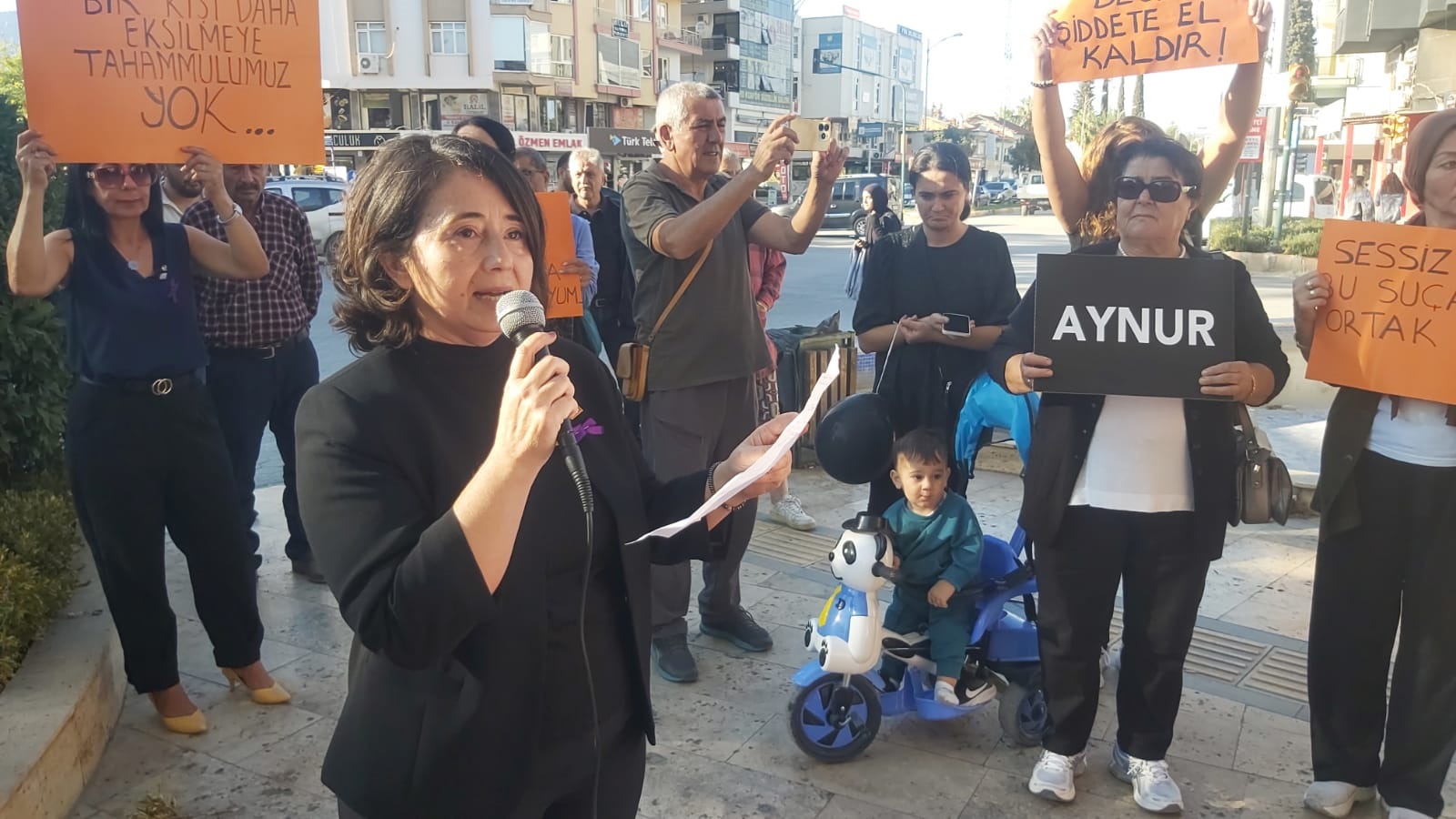 Kadın ve çocuk cinayetlerine balonlu protesto