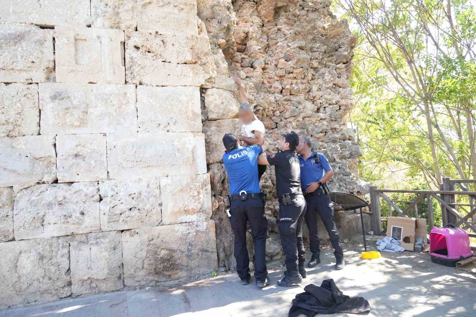 Kaleiçi'nde surların üzerine çıkan vatandaş, polisi alarma geçirdi