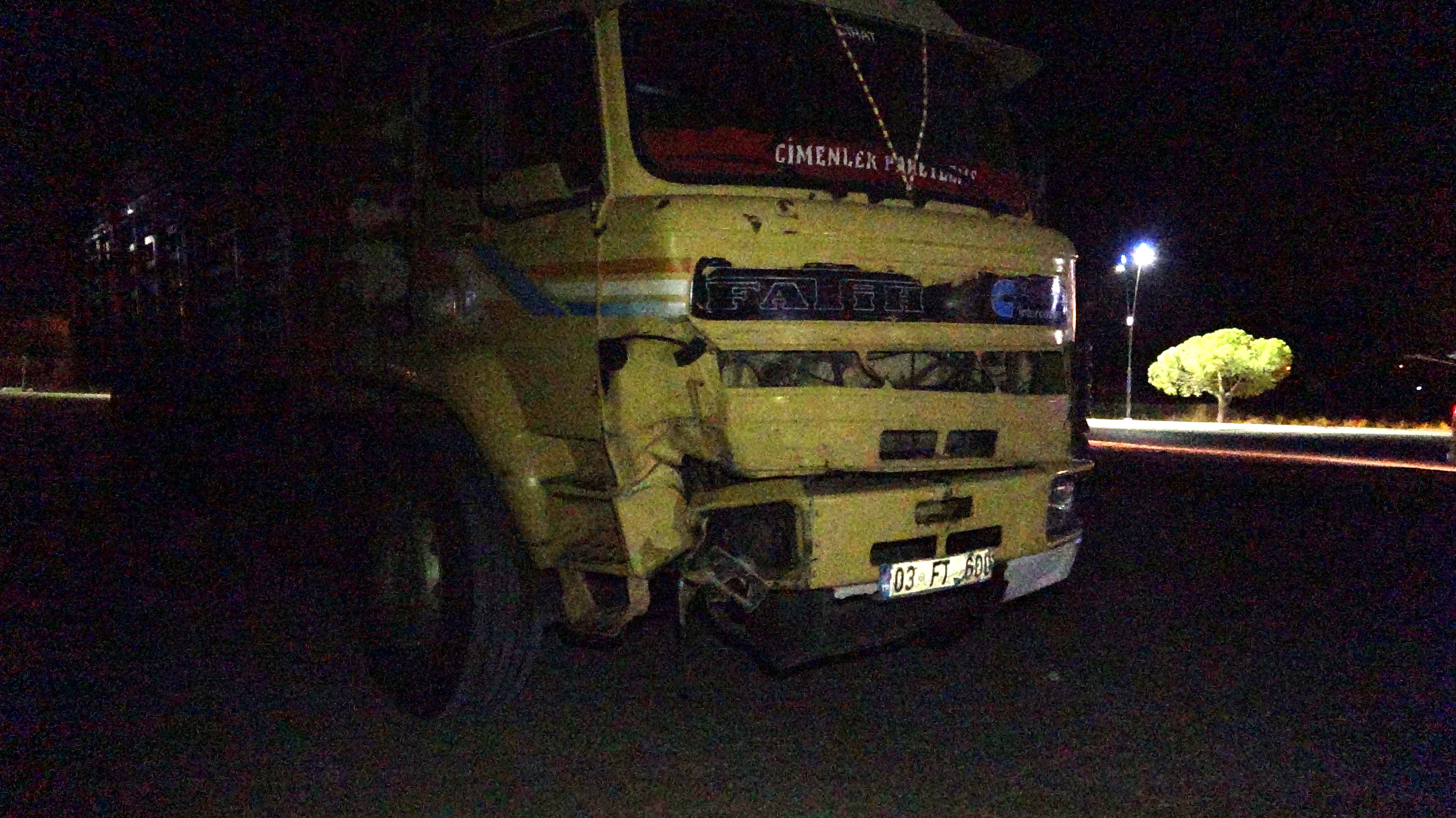 Kamyon ile otomobil çarpıştı: 3 yaralı