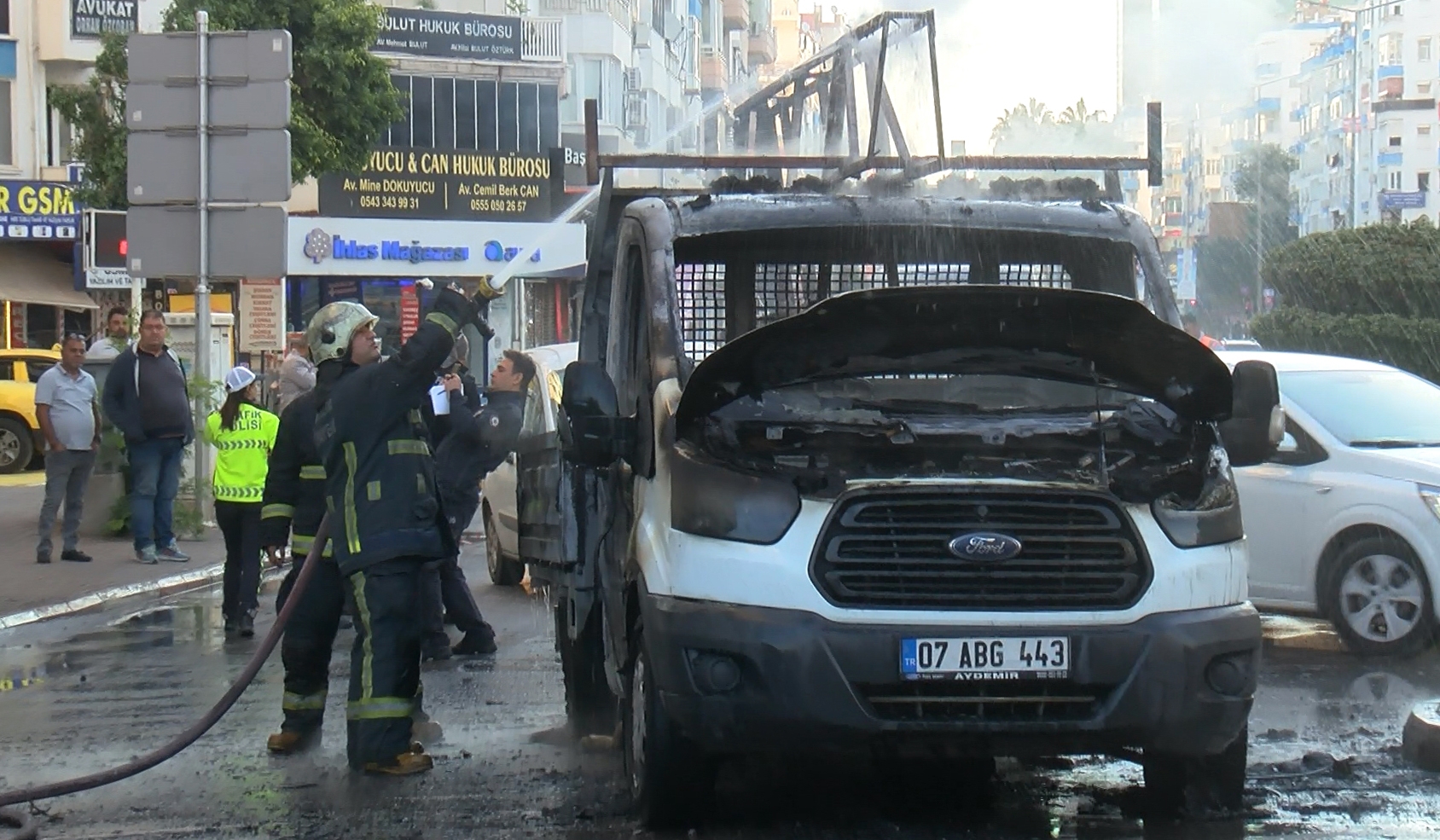 Kamyonet seyir halinde yandı