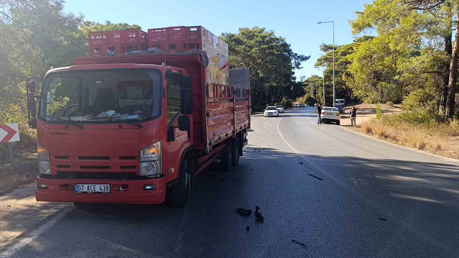 Karşı şeride geçen otomobil kamyona çarptı: 2 yaralı
