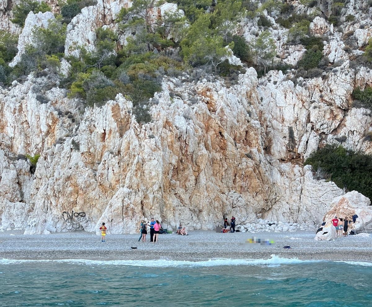 Kayalıklara tırmanan Alman turist metrelerce yükseklikten düştü