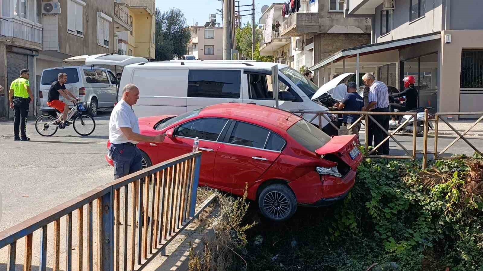 Otomobili sulama kanalında asılı kaldı