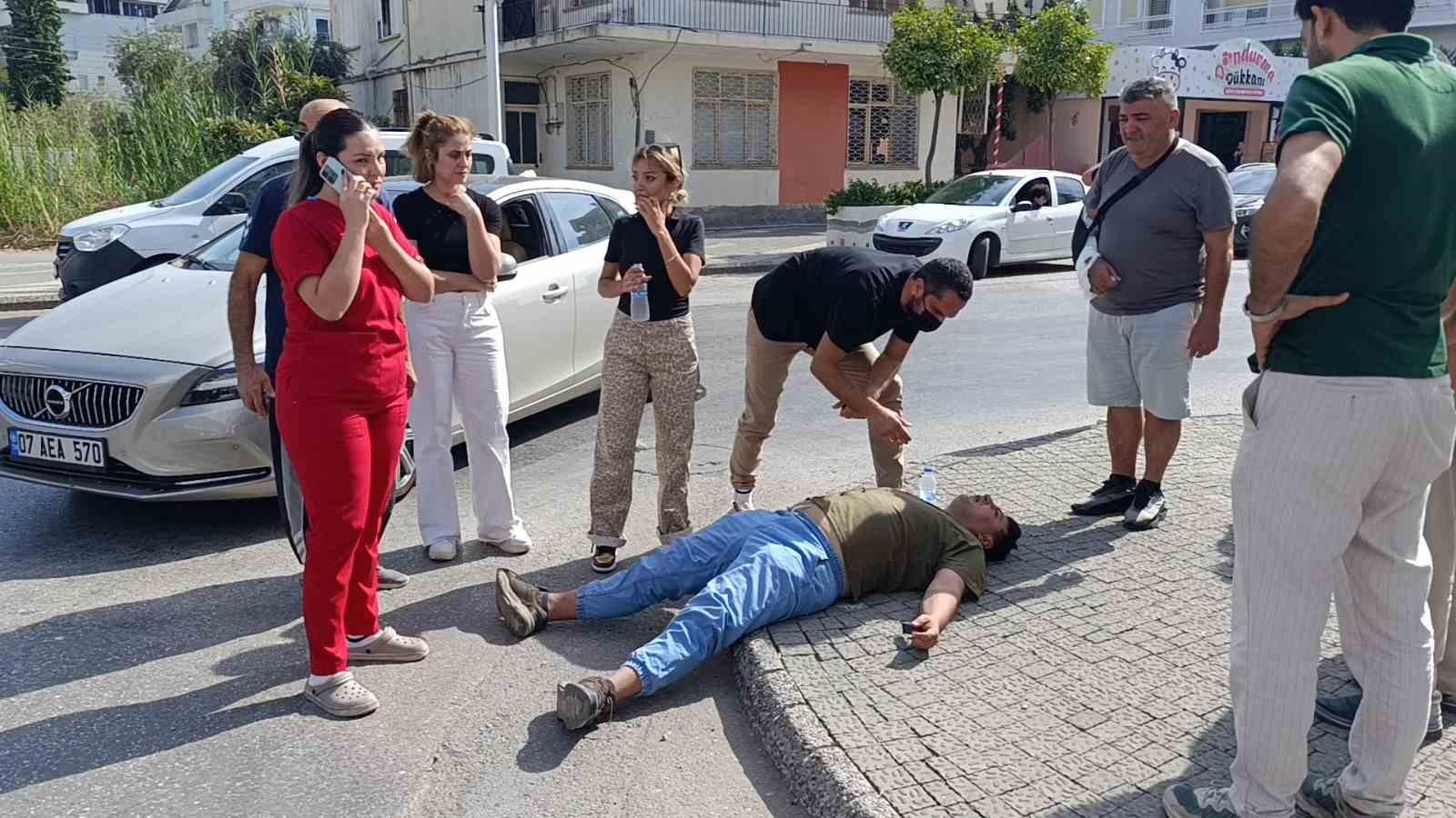Kaza yapan motosikletlinin yardımına vatandaşlar koştu