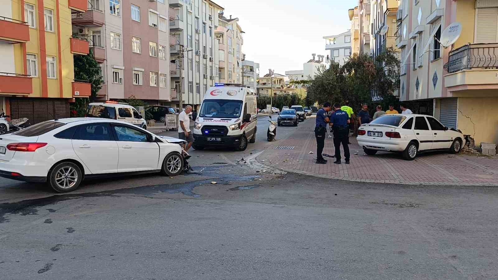 Kaza yapan sürücüyü eşi hastaneye göndermedi, vatandaşların ısrarı ile gitti