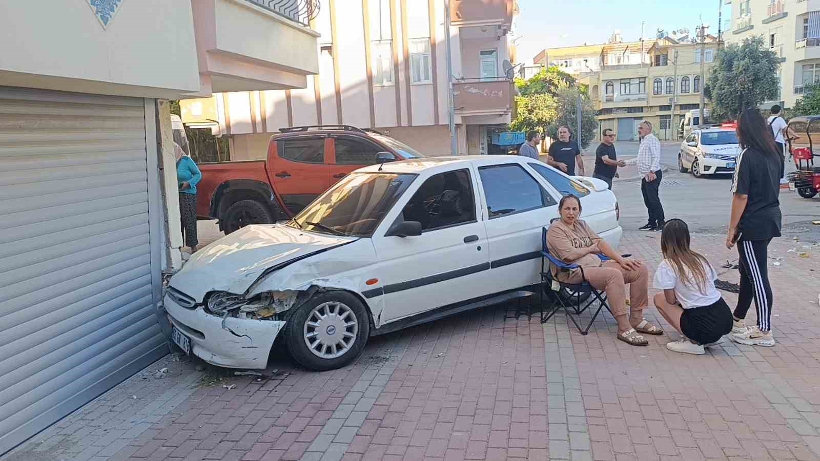 Kaza yapan sürücüyü eşi hastaneye göndermedi, vatandaşların ısrarı ile gitti