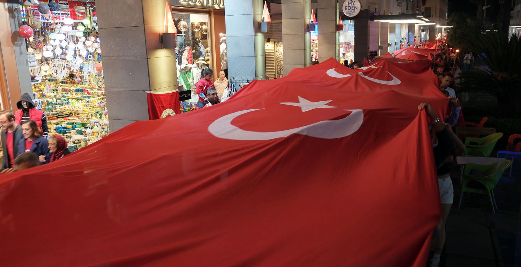 Kemer'de fener alayı ve Selda Bağcan konseri