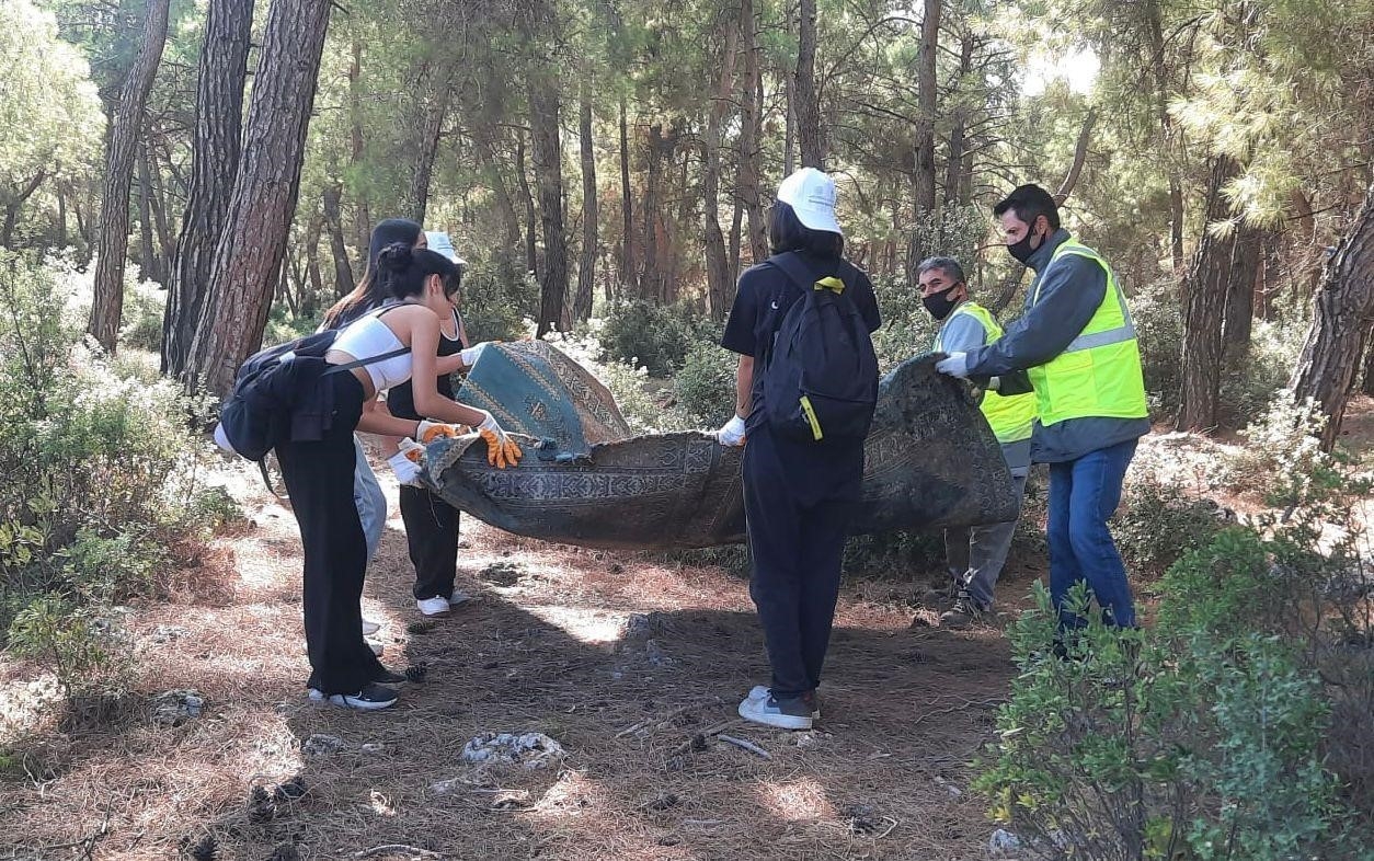 Kepez'de el ele orman temizliği