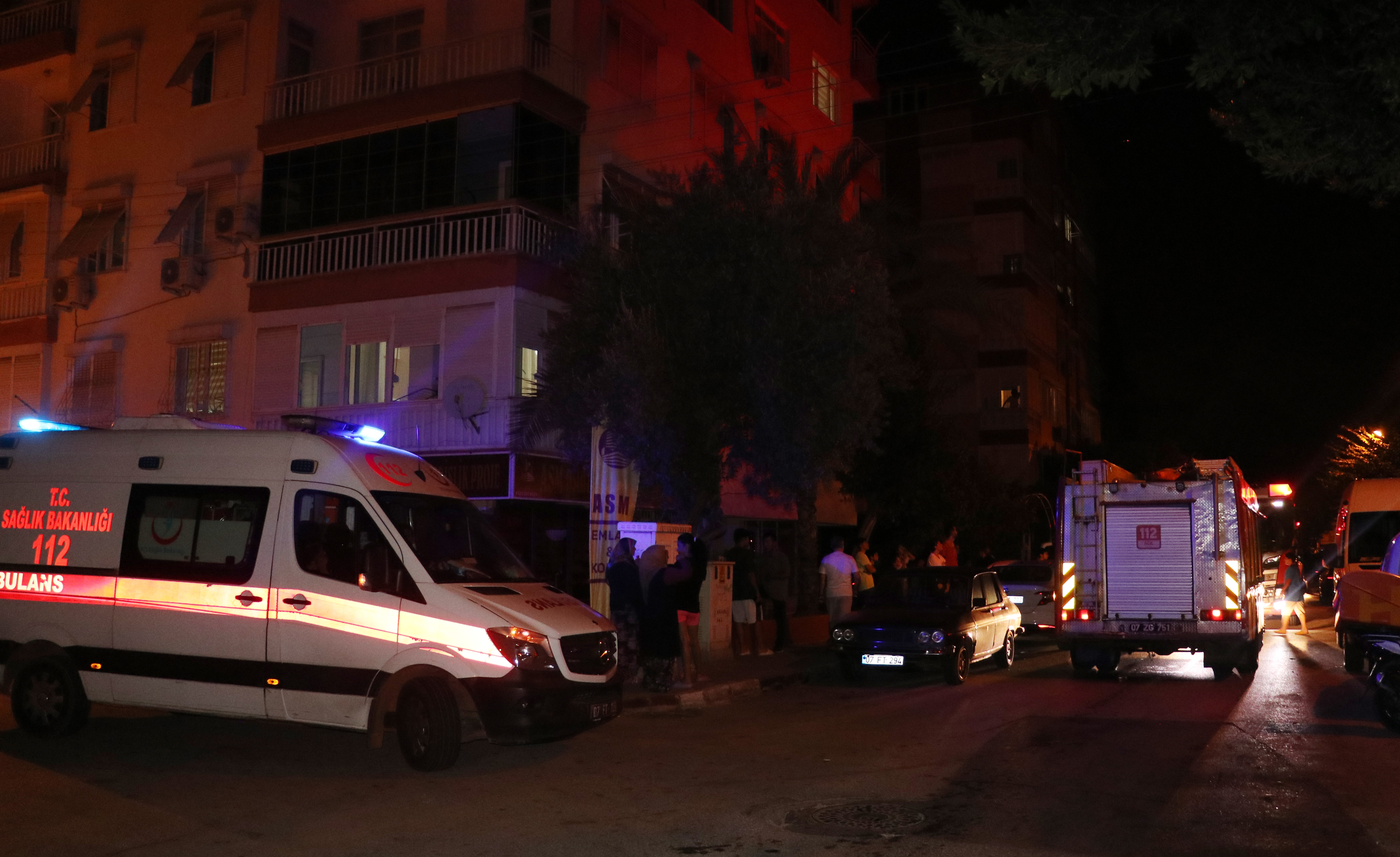 Komşusunun kapısına tiner döküp yaktı