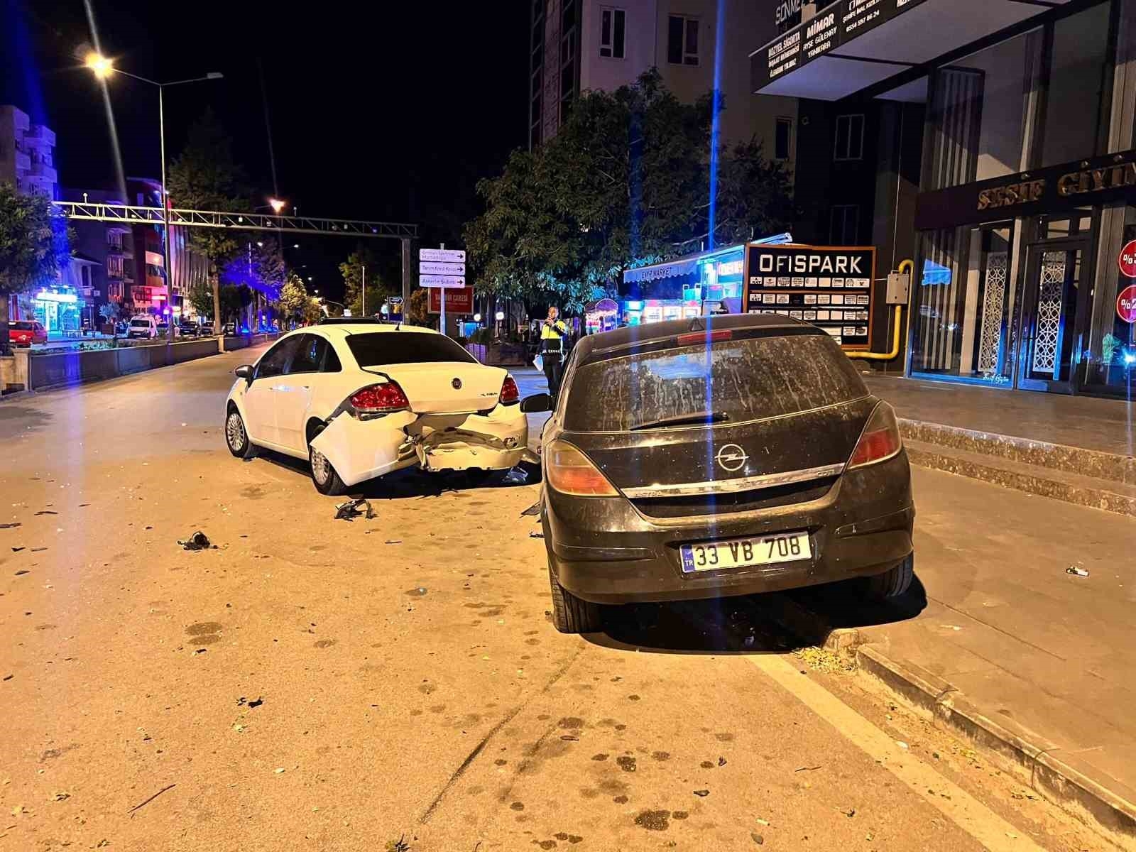 Kontrolden çıkan otomobil park halindeki araca çarptı, sürücü kaçtı