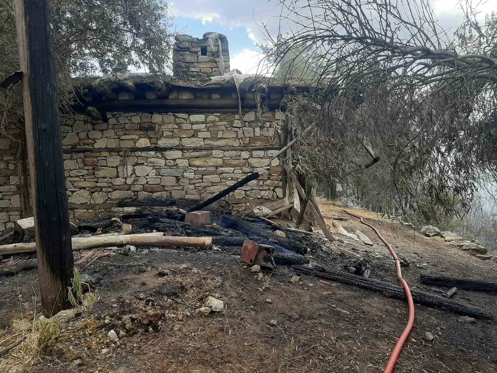 Kumluca'da orman yangınında alevlerin sıçradığı ev kullanılamaz hale geldi