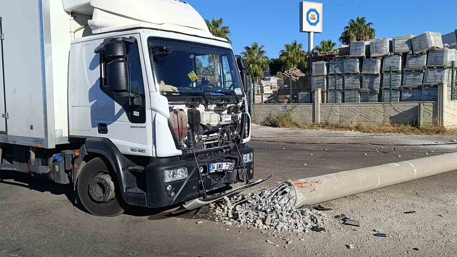 Lojistik kamyonu beton direği devirdi