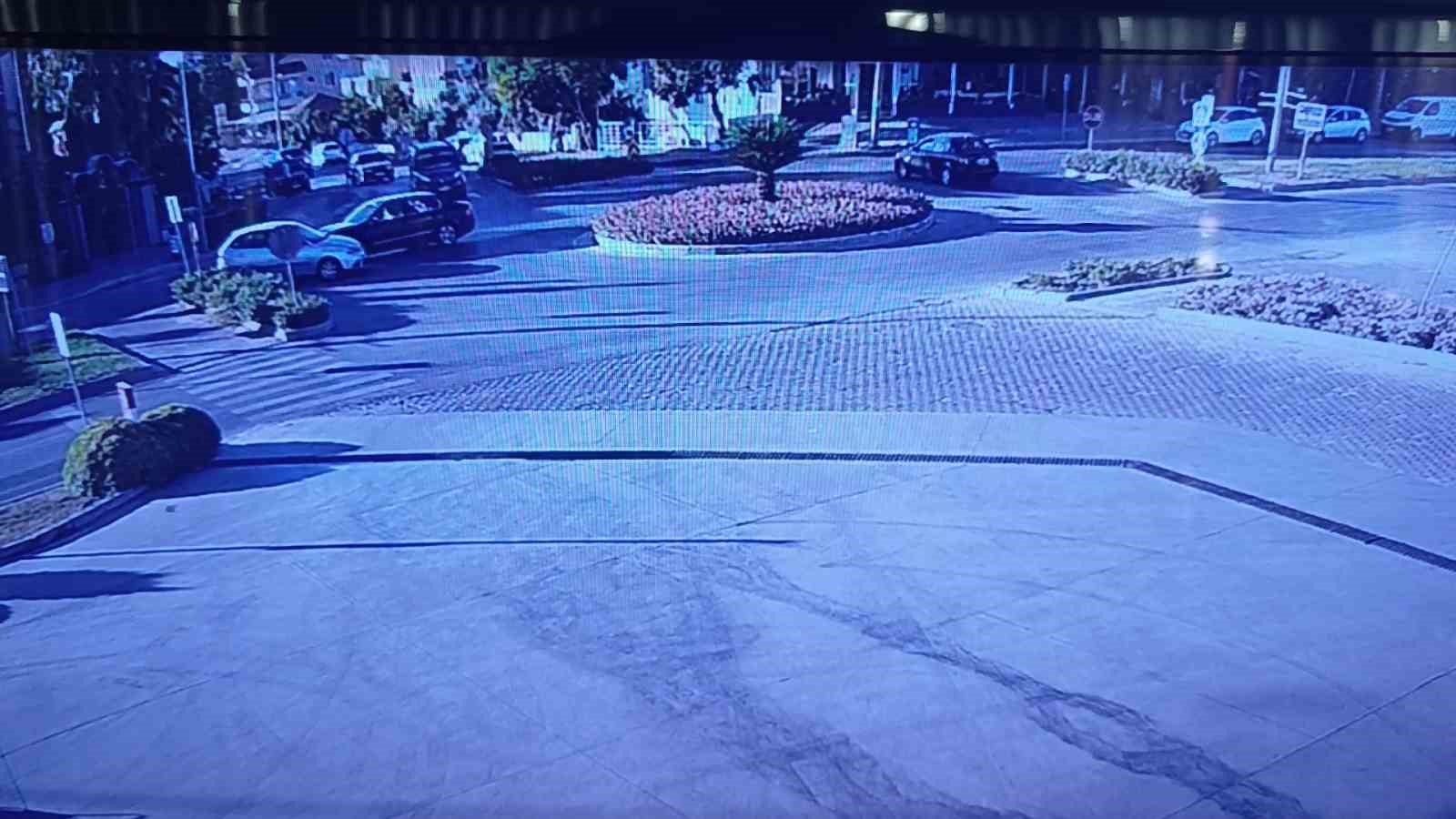 Manavgat'ta çarpışan otomobiller levhaları yıktı: 3 yaralı
