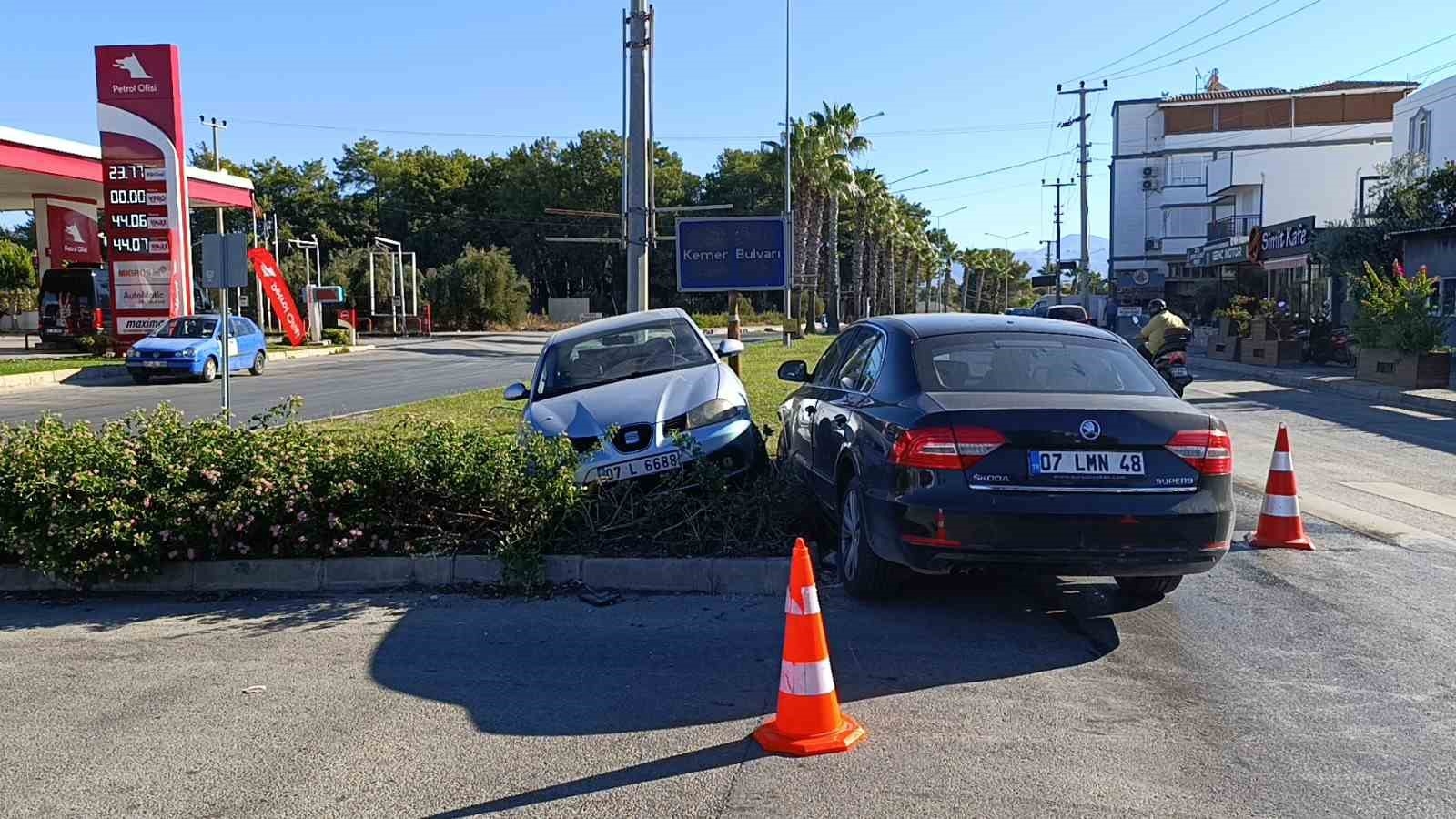 Manavgat'ta çarpışan otomobiller levhaları yıktı: 3 yaralı