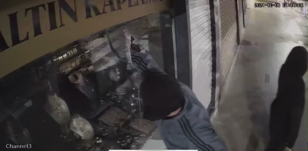 Maskeli hırsızlar altın kaplama bilezikleri gerçek sanarak çaldı