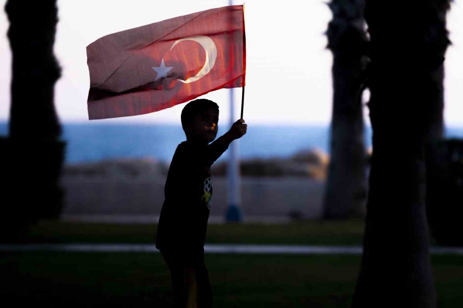 Mersin'de 101 metre uzunluğunda Türk bayrağıyla yürüyüş yapıldı