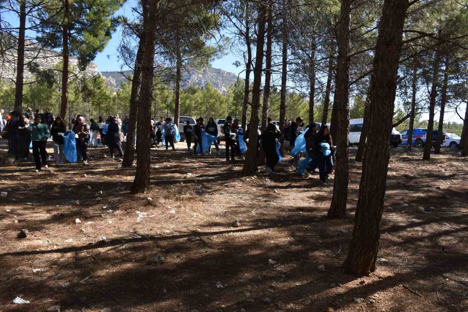 Mersin'de öğrencilerden orman temizliği