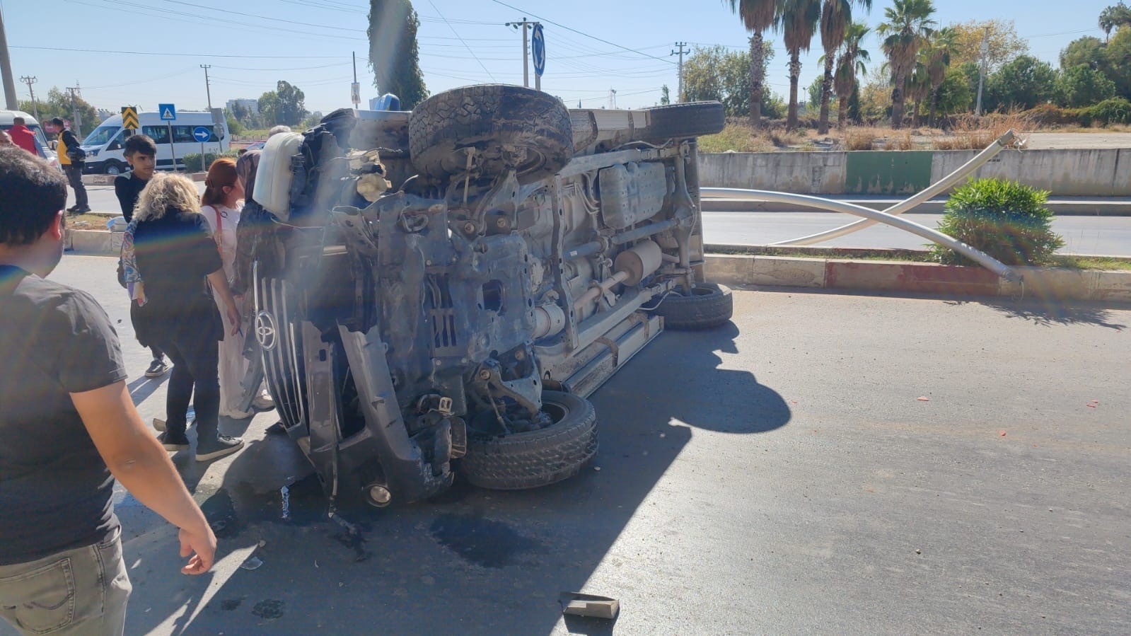 Mersin'de otomobil ile kamyonet çarpıştı: 2 yaralı