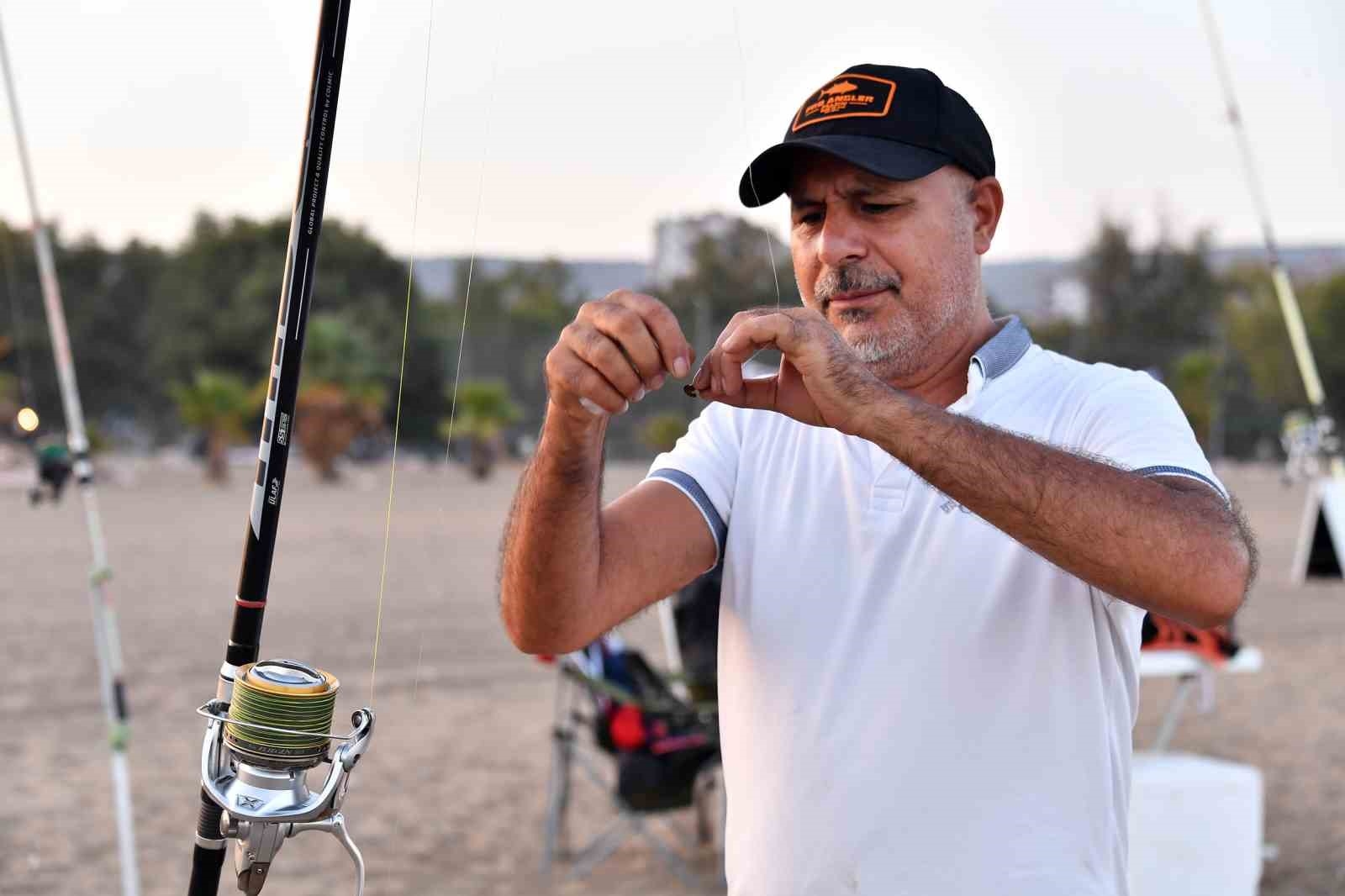 Mersin'de 'Uluslararası 7. Altın Kanca Surfcasting Turnuvası' düzenlendi