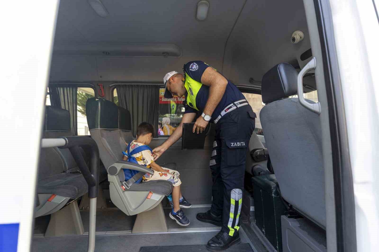 Mersin'de zabıta ekipleri okul servislerini denetliyor